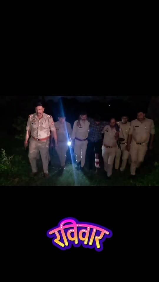 #इटावा ब्रेकिंग : नाबालिग से छेड़खानी के आरोपी को पुलिस ने मुठभेड़ में दबोचा, पैर में लगी गोली*
*इटावा।* बालिका की सुरक्षा से खिलवाड़ करने वालों पर इटावा पुलिस ने कड़ा प्रहार किया है। बकेवर थाना क्षेत्र में 16 वर्षीय नाबालिग से छेड़खानी करने वाले आरोपी को पुलिस ने मुठभेड़ के बाद गिरफ्तार कर लिया है।
*क्या था मामला?*
दिनांक 04.09.2026 को बकेवर थाने में पीड़िता के भाई ने तहरीर दी थी कि उरैंग निवासी नईम अली पुत्र इस्लाम अली (24 वर्ष) ने उसकी नाबालिग बहन के साथ छेड़खानी की। विरोध करने पर जातिसूचक गाली-गलौज और मारपीट कर जान से मारने की धमकी दी। इससे क्षुब्ध होकर पीड़िता ने टॉयलेट क्लीनर पी लिया था। पुलिस ने इस पर *मु.अ.सं. 263/26 धारा 74, 115(2), 352, 351(3) BNS, 7/8 POCSO Act व SC/ST Act* में मुकदमा दर्ज किया था।
*कैसे हुई मुठभेड़?*
SSP इटावा श्री बृजेश कुमार श्रीवास्तव के निर्देश पर बकेवर पुलिस टीम सर्चिंग पर थी। मुखबिर की सूचना पर ग्राम व्यासपुर शाला के पास घेराबंदी की गई तो आरोपी ने पुलिस पर तमंचे से फायर कर दिया। जवाबी फायरिंग में आरोपी के बाएं पैर में गोली लगी और उसे घायल अवस्था में गिरफ्तार कर लिया गया।
*बरामदगी:*
पुलिस ने आरोपी के कब्जे से 01 अवैध तमंचा 315 बोर, 03 जिंदा व 01 खोखा कारतूस बरामद किया है। इस पर थाना बकेवर पर *मु.अ.सं. 266/26 धारा 109 BNS व आर्म्स एक्ट* में दूसरा मुकदमा दर्ज किया गया है।
घायल आरोपी को इलाज के लिए अस्पताल भेजा गया है। कार्रवाई थानाध्यक्ष बकेवर श्री विपिन मलिक की टीम द्वारा की गई।
#EtawahPolice #EtawahNews #Bakewar #Encounter #UPPolice #POCSO #DPSChannelJaswantnagar