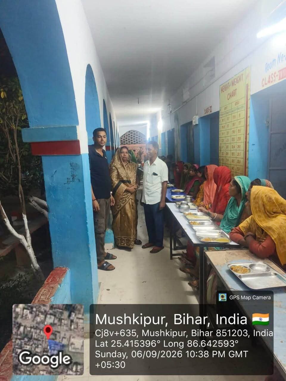 गोगरी अंचल अंतर्गत सामुदायिक रसोई की शुरुआत की गई। बाढ़ प्रभावित एवं जरूरतमंद लोगों को राहत पहुँचाने के उद्देश्य से सामुदायिक रसोई के माध्यम से भोजन उपलब्ध कराया जा रहा है। जिला प्रशासन द्वारा प्रभावित परिवारों की आवश्यकताओं को ध्यान में रखते हुए राहत एवं सहायता कार्य लगातार सुनिश्चित किए जा रहे हैं।
