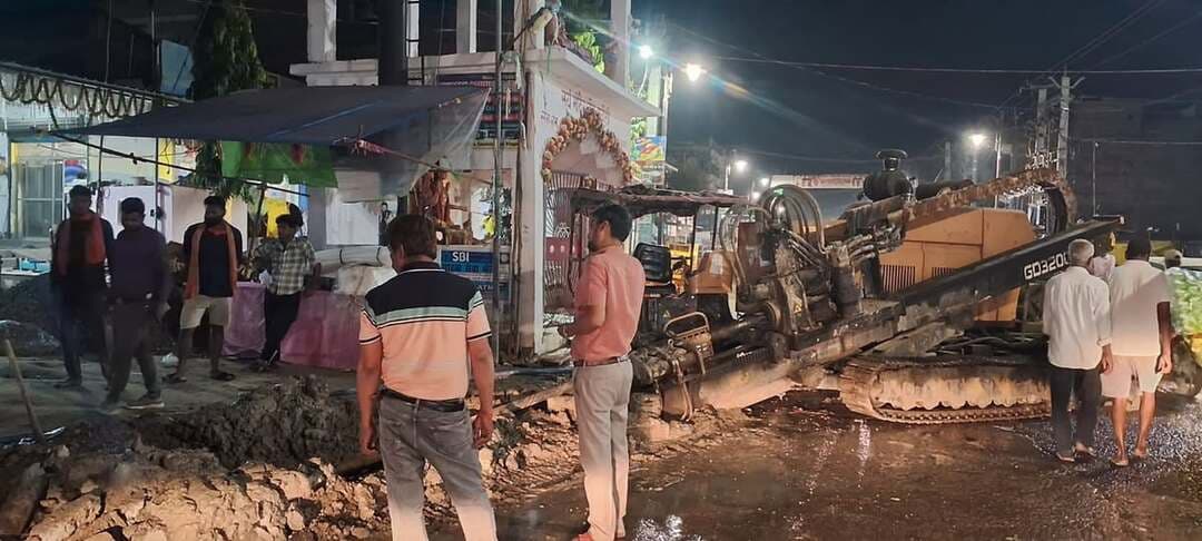 संहौली दुर्गा चौक (वार्ड संख्या-27) में विगत 6 माह से व्याप्त जलजमाव की समस्या के स्थायी समाधान की दिशा में पहल।
नगर कार्यपालक पदाधिकारी द्वारा जल निकासी की वैकल्पिक व्यवस्था हेतु Horizontal Directional Drilling (HDD) तकनीक के माध्यम से जल को पटेल चौक पर पंप आउट किए जाने की संभाव्यता (Feasibility) का स्थल निरीक्षण किया गया। प्रस्तावित व्यवस्था की तकनीकी व्यवहार्यता एवं आवश्यक संसाधनों का आकलन कर समस्या के समाधान की दिशा में अग्रेतर कार्रवाई की जाएगी।