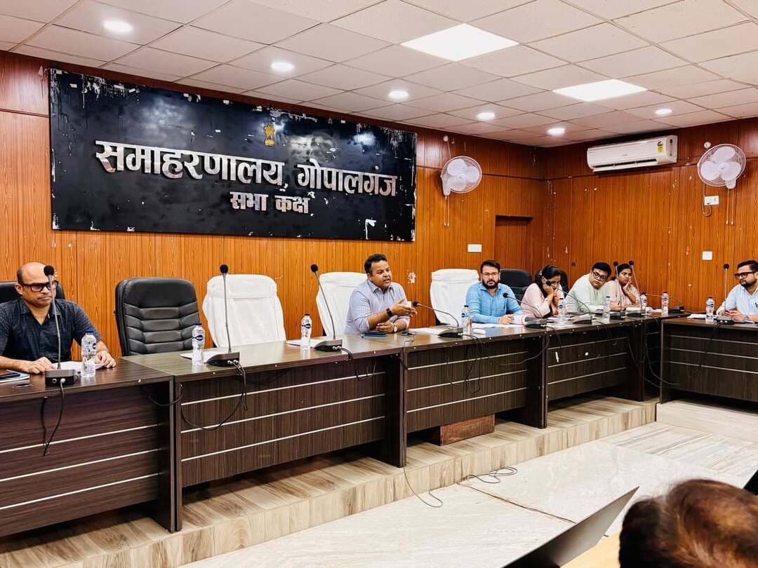 संभावित बाढ़ पूर्व तैयारियों की समीक्षा: DM समीर सौरभ ने SOP के तहत विभागवार दिए निर्देश, लापरवाही पर कार्रवाई की चेतावनी!
आज दिनांक 06 सितंबर 2026 को समाहरणालय सभागार में जिलाधिकारी श्री समीर सौरभ की अध्यक्षता में संभावित बाढ़ पूर्व तैयारियों को लेकर मानक संचालन प्रक्रिया (SOP) के अनुसार समीक्षा बैठक आयोजित की गई। हथुआ अनुमंडल के बीडीओ, सीओ एवं कार्यपालक पदाधिकारी वीडियो कॉन्फ्रेंसिंग के माध्यम से जुड़े।
डीएम ने बैकुंठपुर, सिधवलिया, बरौली, मांझा, गोपालगंज और कुचायकोट के तटबंधों व प्यारेपुर, फैजुल्लाहपुर, जादोपुर दुखहरन जैसे संवेदनशील स्थलों पर सैंड बैग भंडारण व सतत निगरानी का निर्देश दिया। जिले में चिह्नित 162 आश्रय स्थलों के भौतिक सत्यापन, पर्याप्त नावों, गोताखोरों, आपदा मित्रों, एंटी-स्नेक वेनम तथा गर्भवती महिलाओं की सूची तैयार रखने के निर्देश दिए गए। पीएचईडी, विद्युत एवं पथ प्रमंडल को पेयजल, सड़क व बिजली व्यवस्था दुरुस्त रखने और SOP का शत-प्रतिशत अनुपालन करने को कहा गया।
#Gopalganj #FloodPreparedness #DMGopalganj #DisasterManagement #SOP #GopalganjAdministration #PublicSafety
Disaster Management Department Govt. of Bihar
Water Resources Department, Government of Bihar
Information & Public Relations Department, Government of Bihar