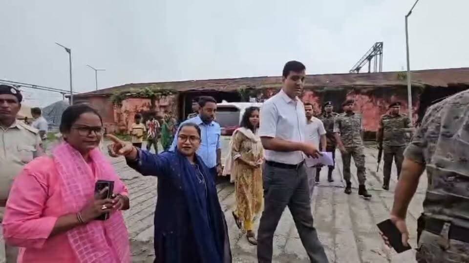 बाढ़ के बीच ग्राउंड पर उतरे DM, पीड़ितों के लिए मौके से जारी किए राहत के आदेश