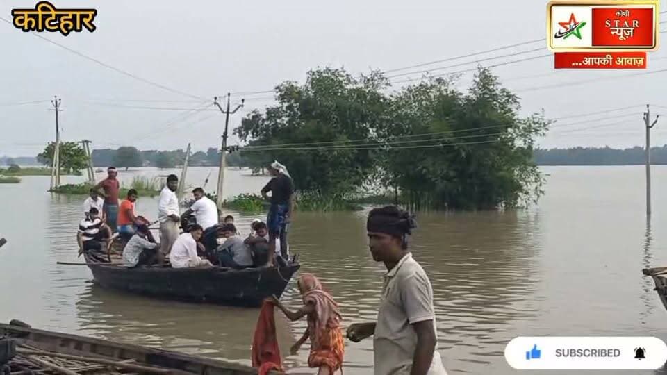 अमदाबाद में बाढ़ की मार, आंखों के सामने डूब रही जिंदगी और मेहनत