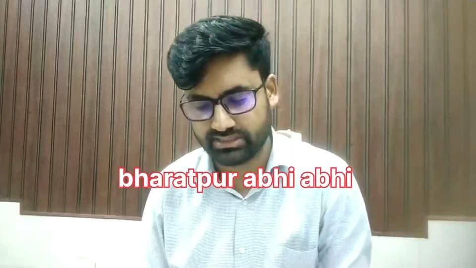 #भरतपुर। नगर निकाय चुनाव को शांतिपूर्ण और निष्पक्ष संपन्न कराने के उद्देश्य से प्रशासन ने अपनी तैयारियां तेज कर दी हैं। रविवार को रूपवास कस्बे में कानून-व्यवस्था मजबूत करने और आमजन में सुरक्षा का अहसास कराने के लिए पुलिस और प्रशासनिक अधिकारियों की मौजूदगी में फ्लैग मार्च निकाला गया। रिटर्निंग अधिकारी दिनेश कुमार, वृताधिकारी रोहित श्रीवास्तव और थाना अधिकारी विनोद मीणा की अगुवाई में निकले इस मार्च ने कस्बे के मुख्य मार्गों व संवेदनशील इलाकों को कवर किया। अधिकारियों ने नागरिकों से निर्भीक होकर मतदान करने तथा किसी भी तरह की अफवाहों या असामाजिक गतिविधियों से दूर रहने की अपील की। साथ ही चेतावनी दी गई कि चुनाव प्रक्रिया में खलल डालने या किसी को धमकाने वालों के खिलाफ सख्त कानूनी कार्रवाई अमल में लाई जाएगी।