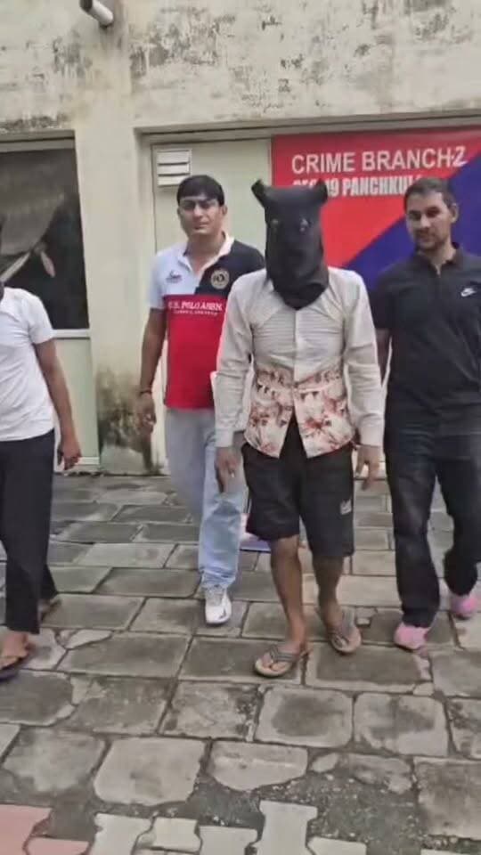 डेढ़ साल पुरानी वाहन चोरी की वारदात सुलझी, पंचकूला पुलिस ने 2 फरार आरोपियों को दबोचा, चोरी की बाइक बरामद कर भेजा जेल
पुलिस कमिश्नर आईपीएस पंकज नैन के निर्देशानुसार पंचकूला पुलिस द्वारा वाहन चोरी की वारदातों पर प्रभावी अंकुश लगाने और लंबे समय से अनसुलझे मामलों को सुलझाने के लिए लगातार कार्रवाई की जा रही है।
इसी कड़ी में क्राइम ब्रांच-2 पंचकूला की टीम ने करीब डेढ़ साल पुरानी मोटरसाइकिल चोरी की वारदात को सुलझाते हुए 2 आरोपियों को गिरफ्तार किया है। पुलिस ने आरोपियों के कब्जे से एक मोटरसाइकिल भी बरामद की है। गिरफ्तार आरोपियों की पहचान गुंजन बजाज उर्फ मोन्टी (33) निवासी यमुनानगर तथा आदित्य सिंह उर्फ राजू (25) निवासी सेक्टर-25, पंचकूला के रूप में हुई है।
डीसीपी क्राइम एंड ट्रैफिक आईपीएस अमरिंदर सिंह के अनुसार, शिकायतकर्ता ने 16 फरवरी 2026 को एमडीसी थाना में शिकायत दी थी कि उनसे बाइक को 19 जनवरी 2025 को जीएच-6 की पार्किंग में खड़ा किया गया था, जो बाद में वहां से चोरी मिली। सूचना के आधार पर भारतीय न्याय संहिता की धारा 305 के तहत मामला दर्ज किया गया था।
क्राइम ब्रांच-2 की टीम ने इंचार्ज प्रवीण मलिक की अगुवाई में गुप्त सूचना के आधार पर गुंजन बजाज उर्फ मोन्टी और आदित्य सिंह उर्फ राजू को काबू किया गया। पुलिस ने आरोपियों के कब्जे से एक बिना नंबर प्लेट वाली मोटरसाइकिल भी बरामद की। दोनों गिरफ्तार आरोपियों को आज न्यायिक हिरासत भेज दिया गया है।
#panchkulanews #panchkula #panchkulasocialmedia