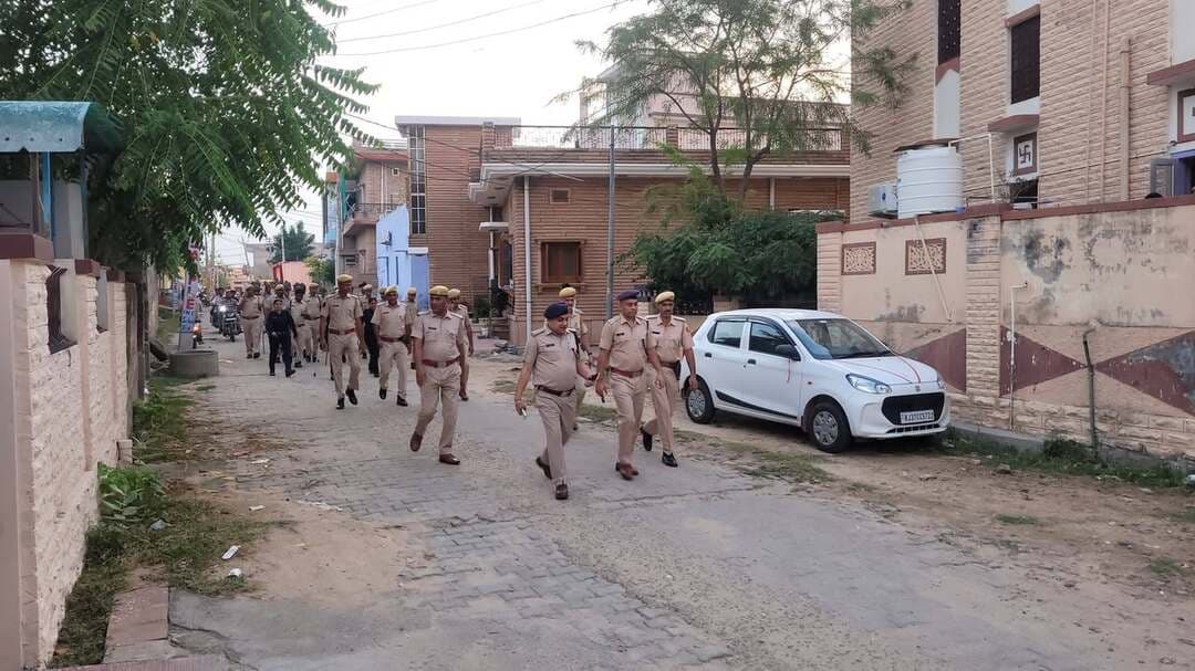 डीडवाना नगर परिषद चुनाव: निष्पक्ष और शांतिपूर्ण मतदान के लिए पुलिस प्रशासन का फ्लैग मार्च
डीडवाना। नगर परिषद के 40 वार्डों में निकाय चुनाव को पूरी तरह शांतिपूर्ण, निष्पक्ष और भयमुक्त माहौल में संपन्न कराने के उद्देश्य से पुलिस प्रशासन द्वारा शहर में व्यापक फ्लैग मार्च निकाला गया। फ्लैग मार्च का मुख्य उद्देश्य आमजन में सुरक्षा का भाव पैदा करना और असामाजिक तत्वों में कानून का खौफ कायम करना रहा।यह फ्लैग मार्च शहर के विभिन्न प्रमुख मार्गों, व्यस्त व्यावसायिक क्षेत्रों और संवेदनशील मोहल्लों से होकर गुजरा। मार्च के दौरान भारी संख्या में पुलिस बल, प्रशासनिक अधिकारी और गश्ती दल तैनात रहे मार्च के दौरान प्रशासनिक अधिकारियों और पुलिस पुलिस बल ने आम नागरिकों से संवाद करते हुए शांतिपूर्ण मतदान की अपील की। अधिकारियों ने स्पष्ट किया कि चुनाव के दौरान किसी भी प्रकार की गड़बड़ी, प्रलोभन या कानून-व्यवस्था बिगाड़ने की कोशिश करने वालों के खिलाफ सख्त कानूनी कार्रवाई की जाएगी।
पुलिस प्रशासन ने नागरिकों से निर्भीक होकर अपने मताधिकार का प्रयोग करने और क्षेत्र में शांति व सौहार्द बनाए रखने में सहयोग की उम्मीद जताई।