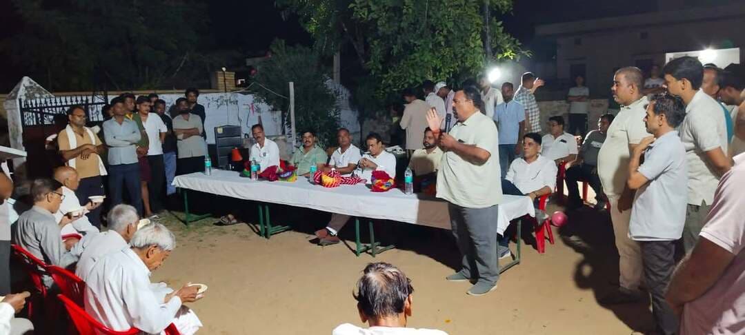 डीडवाना में सियासी सरगर्मी: पूर्व विधायक चेतन डूडी ने किया उदाराम चौहान के चुनाव कार्यालय का उद्घाटन, सभापति पद की रेस में उभरे मजबूत नाम
डीडवाना।नगर परिषद चुनावों की सरगर्मियों के बीच वार्ड संख्या 32 में राजनीतिक हलचल तेज हो गई है। वार्ड संख्या 32 से प्रत्याशी, पूर्व कांग्रेस नगर अध्यक्ष एवं जिला कांग्रेस कमेटी के महासचिव उदाराम चौहान के चुनाव कार्यालय का भव्य उद्घाटन किया गया। कार्यक्रम के मुख्य अतिथि पूर्व विधायक चेतन डूडी ने फीता काटकर विधिवत रूप से कार्यालय का शुभारंभ किया।उद्घाटन समारोह को संबोधित करते हुए पूर्व विधायक चेतन डूडी ने कहा कि उदाराम चौहान ने लंबे समय तक संगठन और क्षेत्र की जनता के हित में निष्ठापूर्वक कार्य किया है। उन्होंने कार्यकर्ताओं से एकजुट होकर चुनाव मैदान में उतरने और कांग्रेस पार्टी को मजबूती प्रदान करने का आह्वान किया।गौरतलब है कि इस बार डीडवाना नगर परिषद में सभापति की सीट अन्य पिछड़ा वर्ग (ओबीसी) के लिए आरक्षित की गई है। इस आरक्षण व्यवस्था के बाद शहर का राजनीतिक तापमान बढ़ गया है। यदि उदाराम चौहान अपने वार्ड से जीत हासिल करते हैं और चुनाव में कांग्रेस पार्टी को पूर्ण बहुमत मिलता है, तो सभापति पद के लिए उनका नाम सबसे आगे रहने की प्रबल संभावना जताई जा रही है।कार्यक्रम के दौरान स्थानीय नेताओं, कांग्रेस कार्यकर्ताओं और वार्डवासियों की भारी मौजूदगी रही, जिन्होंने प्रत्याशी का जोरदार स्वागत किया।