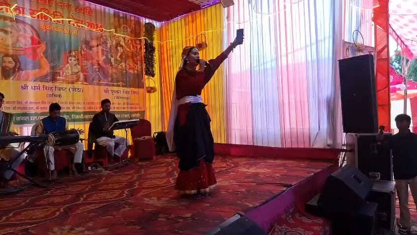 🌸 जन्माष्टमी महोत्सव में रंगारंग कार्यक्रमों की धूम 🌸
घेस गांव, देवाल (चमोली)। जनपद चमोली के दूरस्थ घेस गांव में दो दिवसीय जन्माष्टमी स्वतंत्रता सेनानी ले. कर्नल देव सिंह दानू स्मृति महोत्सव का रंगारंग कार्यक्रमों के साथ शुभारंभ हुआ।
महोत्सव का विधिवत शुभारंभ नवनिर्वाचित जिला पंचायत सदस्य बलवीर राम, क्षेत्र पंचायत सदस्य लीला देवी एवं ग्राम प्रधान देवकी देवी ने दीप प्रज्वलित कर किया।
कार्यक्रम में महिला मंगल दल घेस, हिमानी, पिनाऊं और बलाण की महिलाओं ने शानदार सांस्कृतिक प्रस्तुतियां देकर दर्शकों का मन मोह लिया। वहीं देवभूमि मां शारदे कला समिति अल्मोड़ा के कलाकारों ने भी मनमोहक प्रस्तुतियां दीं। कलाकार गोपाल भंडारी ने भजन-गीतों की प्रस्तुति से पूरे पंडाल को भक्तिमय कर दिया।
दूसरे दिन कार्यक्रम का शुभारंभ ब्लॉक प्रमुख देवाल तेजपाल रावत एवं पूर्व विधायक डॉ. जीतराम ने दीप प्रज्वलित कर किया। इस दौरान ब्लॉक प्रमुख ने मेले के आयोजन के लिए एक लाख रुपये देने की घोषणा की।
बारिश के बावजूद दिनभर सांस्कृतिक कार्यक्रमों की धूम रही। कार्यक्रम के समापन पर सभी प्रतिभागियों को पुरस्कार देकर सम्मानित किया गया।
इस अवसर पर कांग्रेस नेता महावीर सिंह बिष्ट, संदीप कुमार, इंद्र सिंह राणा, ज्येष्ठ उप प्रमुख दीपक गड़िया, प्रकाश राम सहित बड़ी संख्या में ग्रामीण मौजूद रहे। कार्यक्रम का संचालन मोहन बिष्ट ने किया।
रिपोर्ट: धनसिंह भण्डारी, देवाल (चमोली)
#घेस #देवाल #चमोली #जन्माष्टमीमहोत्सव #देवसिंहदानूस्मृतिमहोत्सव #उत्तराखंड #सांस्कृतिककार्यक्रम #HimwantPradeshNews