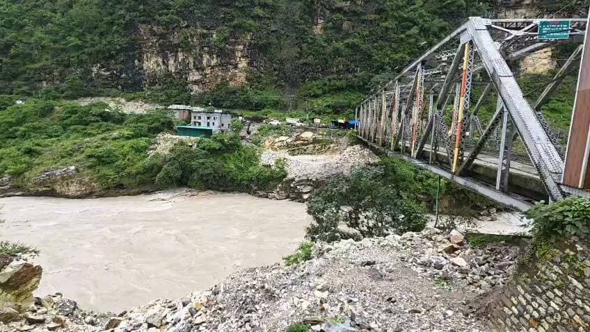 चमोली। जिला मुख्यालय चमोली में अलकनंदा नदी पर बने पुल से रविवार को एक युवक के नदी में छलांग लगाने की सूचना से हड़कंप मच गया। प्रत्यक्षदर्शियों ने घटना की सूचना थाना चमोली पुलिस को दी, जिसके बाद पुलिस टीम मौके पर पहुंची।
प्रत्यक्षदर्शियों के अनुसार युवक काली टी-शर्ट पहने हुए था और कुछ देर तक पुल पर रुका रहा। इसके बाद उसने अपना मोबाइल फोन नदी में फेंका और पुल की रेलिंग पर चढ़कर अलकनंदा नदी में छलांग लगा दी। लोगों ने उसे बचाने का प्रयास किया, लेकिन नदी का बहाव तेज होने के कारण कुछ ही क्षणों में युवक आंखों से ओझल हो गया।
पुलिस ने मौके पर पहुंचकर युवक की तलाश का प्रयास किया, लेकिन नदी के तेज बहाव को देखते हुए तत्काल रेस्क्यू अभियान शुरू नहीं हो सका। पुलिस ने एसडीआरएफ को सूचना दी है। फिलहाल युवक का कोई सुराग नहीं लग पाया है।
प्रत्यक्षदर्शियों के मुताबिक युवक गोपेश्वर से चमोली आ रही एक गाड़ी में चमोली तक आया था। हालांकि अभी तक युवक की पहचान नहीं हो पाई है और न ही कोई परिजन पुलिस के संपर्क में आया है। पुलिस युवक की पहचान के साथ मामले की जांच में जुटी है।