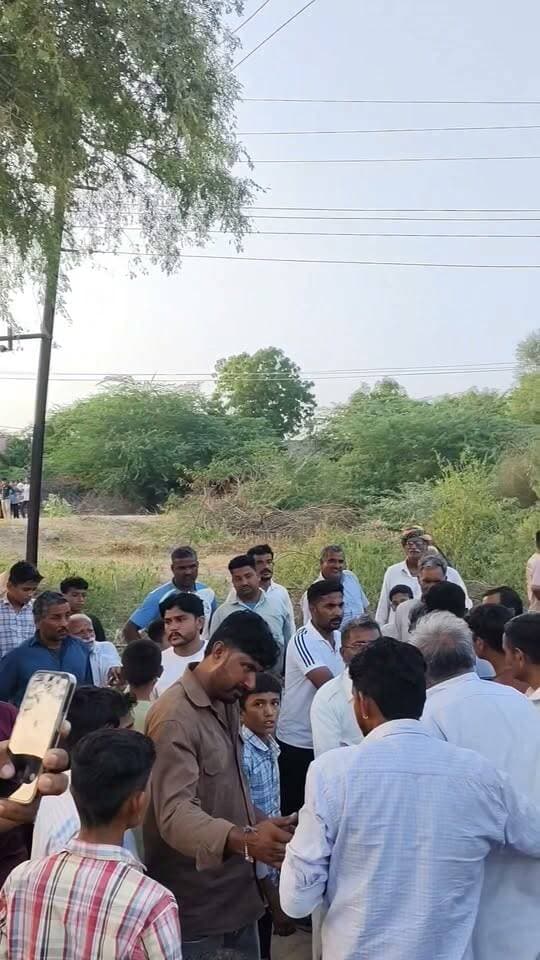 बालेसर में ट्रांसफार्मर लगाते समय करंट के चपेट में आने से दो गौवंश की मौ**त