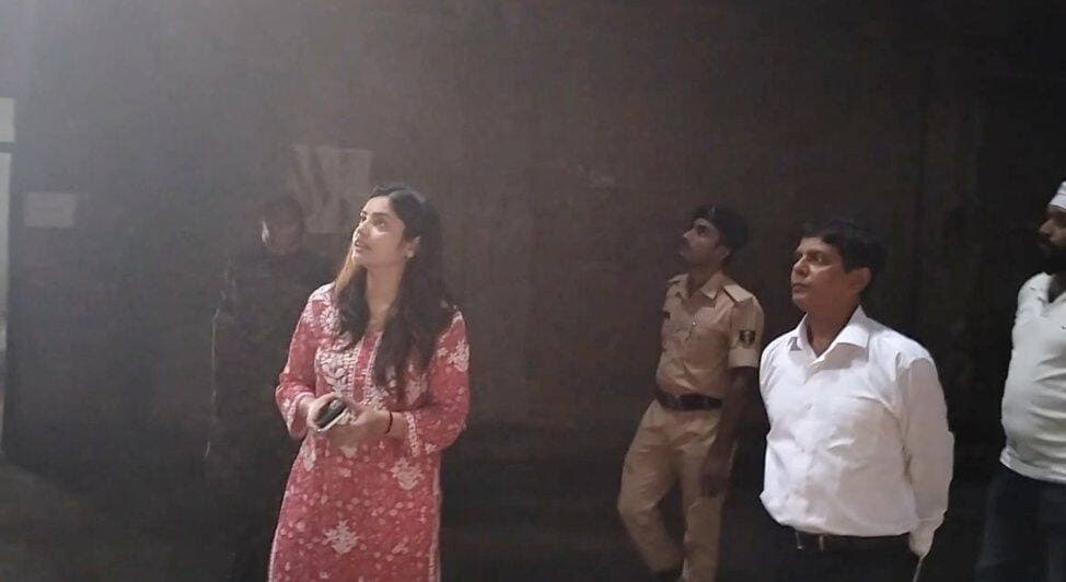 सासाराम शहर के सरकारी हॉल, ऑडिटोरियम और ओझा टाउन हॉल की जल्द सूरत बदल सकती है। रविवार को एसडीएम प्रिया रानी ने नगर आयुक्त विकास कुमार के साथ दोनों हॉल का निरीक्षण किया। डीएम के निर्देश पर हुए निरीक्षण में साफ-सफाई, रखरखाव, विधि-व्यवस्था और कार्यक्रमों के दौरान उपलब्ध सुविधाओं का जायजा लिया गया। अधिकारियों ने हॉल की मौजूदा स्थिति और व्यवस्थाओं को बेहतर बनाने की संभावनाओं की जानकारी ली।