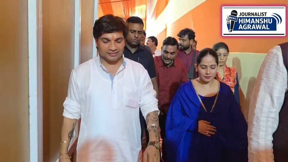 पश्चिम बंगाल के कोलकाता में आयोजित बागेश्वर सरकार की श्री हनुमान कथा के तृतीय दिवस का आयोजन खास रहा। कथा के दौरान सुप्रसिद्ध कथावाचिका जया किशोरी भी कार्यक्रम में पहुंचीं।जया किशोरी जी ने पूज्य बागेश्वर महाराज धीरेंद्र कृष्ण शास्त्री जी से भेंट की इसके साथ ही उन्होंने हनुमान कथा का रसपान भी किया। जया किशोरी के कथा पंडाल में पहुंचते ही श्रद्धालुओं में खासा उत्साह देखने को मिला। इस दौरान भक्ति और आध्यात्मिक माहौल के बीच दोनों प्रसिद्ध कथावाचकों की मुलाकात आकर्षण का केंद्र रही। कोलकाता के हावड़ा के लिलुआ वर्कशॉप में चल रही इस हनुमान कथा में बड़ी संख्या में श्रद्धालु पहुंच और पूरा कथा परिसर भक्तिमय नजर आया।
हिमांशु अग्रवाल
छतरपुर