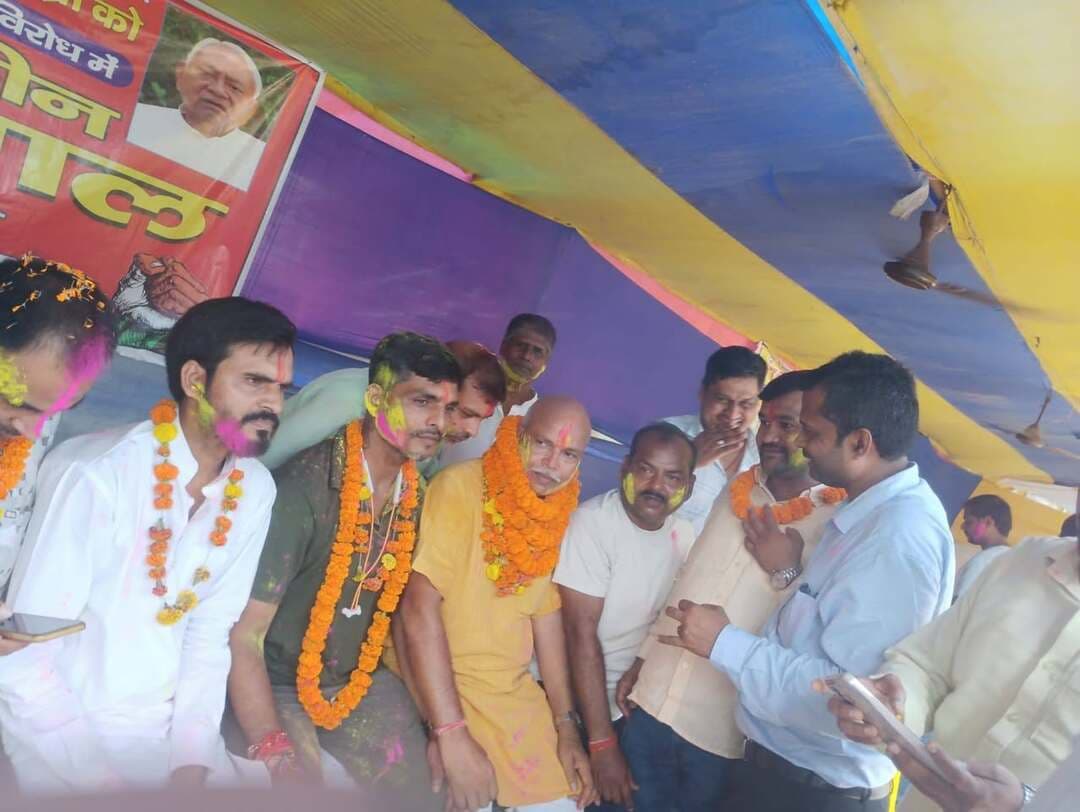 बड़ी खबर: अब खुलेंगे सभी KYP केंद्र, संचालकों और छात्रों की हुई जीत
बिहार में करीब 1,700 कुशल युवा कार्यक्रम (KYP) केंद्रों के बंद होने और भुगतान में देरी के खिलाफ केंद्र संचालकों व छात्रों ने पटना में जोरदार प्रदर्शन किया था. आज उनकी मांगों पर बड़ी सफलता मिली है. सभी KYP केंद्र अब फिर से चालू होंगे. केंद्रों के दोबारा खुलने से संचालकों और प्रशिक्षण ले रहे हजारों छात्रों को बड़ी राहत मिलेगी.
#KYP #KYPकेंद्र #बिहार #कुशलयुवाकार्यक्रम #पटना #छात्र #बिहारसरकार #SitamarhiPrimeNewsचाहें तो इसे ब्रेकिंग न्यूज़ स्टाइल में और ज्यादा प्रभावशाली बना सकता हूं.