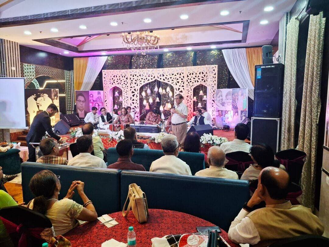 होटल एमेरल्ड में विश्व प्रसिद्ध कुतबी ब्रदर्स की सूफियाना कव्वाली ने बांधा समां
मुजफ्फरपुर। शहर के मझौलिया रोड स्थित होटल एमेरल्ड में विश्व प्रसिद्ध कव्वाल कुतबी ब्रदर्स (इदरीस कुतबी, इनके दो पुत्र अरशद कुतबी, अदनान कुतबी) के शानदार सूफियाना कव्वाली कार्यक्रम ने श्रोताओं को मंत्रमुग्ध कर दिया। भावपूर्ण गायकी, आध्यात्मिक संगीत और सूफी संतों के अमर कलामों की प्रस्तुति ने पूरे वातावरण को दिव्यता और आध्यात्मिकता से भर दिया।
कुतबी ब्रदर्स ने अपनी विशिष्ट सूफियाना गायकी के माध्यम से अमीर खुसरो, बाबा बुल्ले शाह, मीरा और संत कबीर जैसे महान संतों एवं सूफी कवियों के अर्थपूर्ण कलाम और रचनाओं को अत्यंत भावपूर्ण अंदाज में प्रस्तुत किया। उनकी प्रस्तुतियों को श्रोताओं ने खूब सराहा।
कार्यक्रम के दौरान प्रसिद्ध सूफी कलाम “मन कुंतो मौला”, "कोई पुकारे अल्लाह तुझको कोई कहे भगवान", " भर दे झोली मेरी या मोहम्मद", "छाप तिलक सब छीनी" सहित अनेक पारंपरिक सूफी बंदिशों की प्रस्तुति ने उपस्थित लोगों को विशेष रूप से प्रभावित किया। कलाकारों ने अपनी विशिष्ट शैली में अस्ताना गायकी की भी प्रस्तुति की, जिसे श्रोताओं ने भरपूर आनंद के साथ सुना और तालियों की गड़गड़ाहट से कलाकारों का उत्साहवर्धन किया।
इस शानदार सांस्कृतिक एवं संगीत संध्या का आयोजन सेंट स्टीफेंस कॉलेज दिल्ली के डीन सह प्राध्यापक, बीबीसी के पूर्व सलाहकार एवं खेल संपादक डॉ. मलय नीरव एवं तुलिका शरण द्वारा किया गया। अपने उद्बोधन में डॉ मलय नीरव ने कहा कि मुजफ्फरपुर गौतम बुद्ध के संस्कार, साहित्य, संस्कृति एवं कला के समृद्ध परंपरा की धरती रही है। आज विश्व प्रसिद्ध कव्वाली गायक कुतबी ब्रदर्स की गायिकी यहाँ के कला के रंग में घुलेगा और आप इस ऐतिहासिक दिन के गवाह रहेंगे।
कार्यक्रम में अमिताभ राजन, कविता राजन, साहित्य अकदमी सम्मान से सम्मानित प्रसिद्ध कवयित्री अनामिका, बिंदू अमिताभ, नैयर हसनैन खान, डॉ राजीव कुमार, डॉ प्रमोद कुमार, डॉ ममता रानी, डॉ संजय पंकज, डॉ ज्योति नारायण, डॉ अरुण साह, डॉ पंकज कर्ण, डॉ रमेश रितम्भर, डॉ सतीश कुमार, डॉ बबीता कुमारी, डॉ तृप्ति सिंह, अरविंद वरुण समेत शहर के अनेक साहित्यकार, कवि, समाजसेवी तथा बुद्धिजीवी वर्ग के लोग उपस्थित रहे।
सूफियाना संगीत की इस यादगार शाम ने मुजफ्फरपुर के सांस्कृतिक जीवन में एक विशेष छाप छोड़ी और उपस्थित श्रोताओं को संगीत एवं आध्यात्मिकता के अद्भुत संगम का अनुभव कराया।