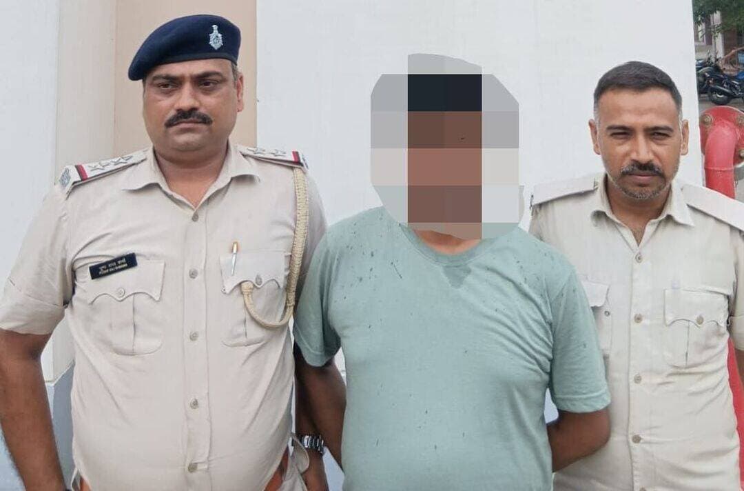 चेक बाउंस, धोखाधड़ी एवं जान से मारने की धमकी देने के मामले में 01 अभियुक्त गिरफ्तार...
02 मोबाईल फोन बरामद।
गिरफ्तार अभियुक्त का पूर्व में रहा है लंबा आपराधिक इतिहास।