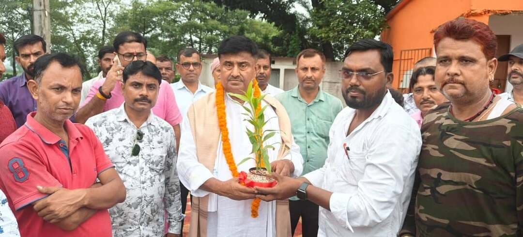 कांटी क्षेत्र का प्रगति मेरा लक्ष्य : अजीत कुमार
क्षेत्र के आधा दर्जन विधालयो में डेढ़ करोड़ की लागत से बनने वाले अतिरिक्त भवन की विधायक ने किया शिलान्यास
कांटी विधायक सह पूर्व मंत्री ई. अजीत कुमार ने लगातार दूसरे दिन रविवार को भी क
क्षेत्र के विभिन्न विद्यालयों में डेढ़ करोड़ रुपये की लागत से बनने वाली अतिरिक्त विद्यालय भवन निर्माण कार्य का शिलान्यास किया। शिलान्यास कार्यक्रम के दौरान विद्यालय के शिक्षकों, छात्र-छात्राओं एवं स्थानीय लोगों ने विधायक श्री कुमार का गर्मजोशी से स्वागत किया। इस मौके पर विद्यालय परिसर में काफी उत्साह का माहौल रहा।
इस अवसर पर अपने संबोधन में उन्होंने कहा कि कांटी क्षेत्र का तीव्र प्रगति करना ही मेरा लक्ष्य है। विधायक अजीत कुमार ने कहा कि क्षेत्र के चहुँओर विकास दिखे इसके लिए वे लगातार प्रयत्नशील है। उन्होंने कहा कि कांटी क्षेत्र में विकसित होने में एनटीपीसी कांटी का भी सहयोग मिल रही हैं। विधायक अजीत कुमार ने क्षेत्र के उच्च माध्यमिक विद्यालय साइन, बीरपुर हाई स्कूल, उत्क्रमित माध्यमिक विद्यालय श्रृंगार, उच्च माध्यमिक विद्यालय बथनाहा उर्दू, उच्च माध्यमिक विद्यालय असनगर हिंदी में अतिरिक्त विद्यालय भवन का शिलान्यास किया।
विधायक अजीत कुमार ने कहा कि शिक्षा समाज व राष्ट्र के प्रगति का मजबूत आधारशिला है। उन्होंने इस दौरान शिक्षा के महत्त्व पर विशेष रूप से प्रकाश डाला। उन्होंने कहा कि विद्यार्थियों को गुणवत्तापूर्ण शिक्षा उपलब्ध कराने के साथ-साथ विद्यालयों में आवश्यक आधारभूत सुविधाएं उपलब्ध कराना भी उनकी प्राथमिकता है। उन्होंने कहा कि अतिरिक्त विद्यालय भवन के निर्माण से विद्यालयों में कक्षाओं की कमी दूर होगी और छात्र-छात्राओं को पढ़ाई के लिए बेहतर वातावरण मिल सकेगा।
श्री कुमार ने कहा कि क्षेत्र के सरकारी विद्यालयों में आधारभूत संरचना को मजबूत करने के लिए लगातार प्रयास किए जा रहे हैं। उन्होंने कहा कि जहां भी विद्यालयों में भवन, कमरे, शौचालय, पेयजल सहित अन्य सुविधाओं की आवश्यकता है, वहां प्राथमिकता के आधार पर कार्य कराने का प्रयास किया जाएगा। उन्होंने शिक्षकों से पूरी निष्ठा और समर्पण के साथ विद्यार्थियों को शिक्षा देने का आह्वान किया।
कार्यक्रम के दौरान स्थानीय जनप्रतिनिधियों, विद्यालय के शिक्षकों, अभिभावकों एवं ग्रामीणों ने विद्यालय भवन निर्माण की पहल का स्वागत किया। सम्बंधित क्षेत्र के लोगों ने कहा कि अतिरिक्त भवन के निर्माण से विद्यालय में पढ़ने वाले बच्चों को काफी सुविधा होगी और शिक्षा व्यवस्था को और मजबूती मिलेगी। वही, असनगर में स्थानीय लोगों ने यूरिया खाद की नहीं मिलने की शिकायत श्री कुमार के समक्ष किया जिस पर उन्होंने मौके से ही जिलाधिकारी व जिला कृषि पदाधिकारी से दूरभाष पर बात कर तत्काल यूरिया उपलब्ध कराने की बात कहा।