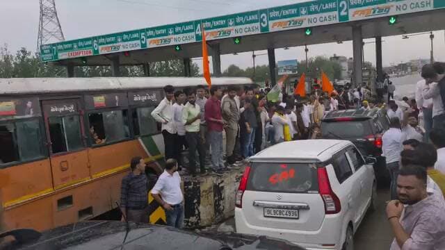 UGC Roll Back आंदोलन के चलते बहादराबाद टोल प्लाजा बंद, हरिद्वार तक लगा लंबा जाम
बहादराबाद टोल प्लाजा पर स्वर्ण समाज के UGC Roll Back आंदोलन के चलते टोल संचालन पूरी तरह बंद कर दिया गया। टोल प्लाजा बंद होने से बहादराबाद से हरिद्वार की ओर जाने वाले मार्ग पर वाहनों की लंबी कतार लग गई और कई किलोमीटर तक जाम की स्थिति बन गई। आंदोलन के कारण यातायात प्रभावित होने से राहगीरों और वाहन चालकों को भारी परेशानी का सामना करना पड़ रहा है।
#tollplaza #bahadrabad #UGCRollback #HaridwarPolice