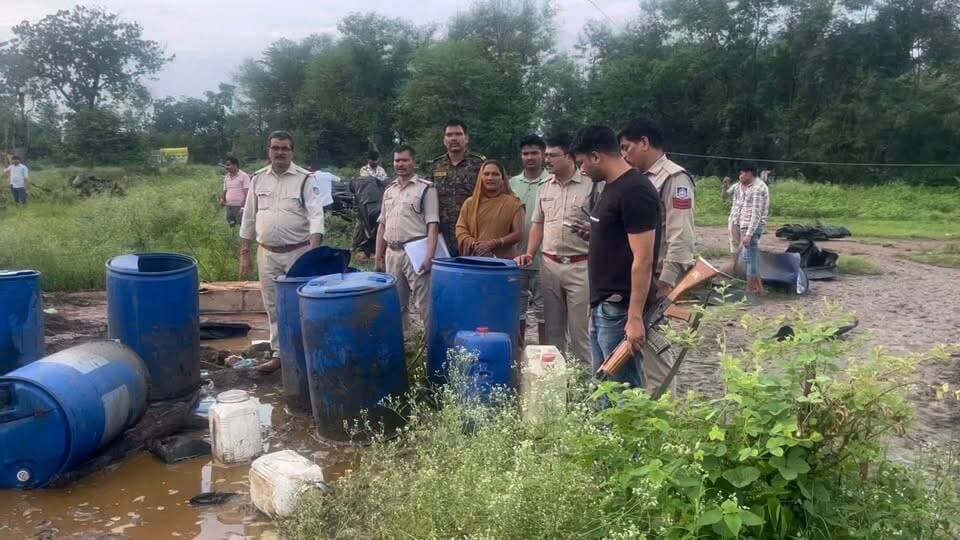 सिरसौद के कंजर डेरे पर अमोला पुलिस की कार्रवाई, अवैध कच्ची शराब के ड्रम किए नष्ट
सिरसौद। शिवपुरी जिले के अमोला थाना पुलिस ने रविवार शाम करीब 6 बजे सिरसौद गांव स्थित कंजर डेरे पर पहुंचकर अवैध कच्ची शराब के खिलाफ कार्रवाई की। पुलिस ने मौके पर पहुंचकर शराब बनाने के लिए रखे ड्रमों को फैलाकर नष्ट किया। पुलिस के पहुंचते ही मौके पर मौजूद आरोपी भाग खड़े हुए। पुलिस ने अवैध शराब बनाने के ठिकाने को नष्ट कर दिया है। मामले में पुलिस द्वारा आगे की कार्रवाई की जा रही है।