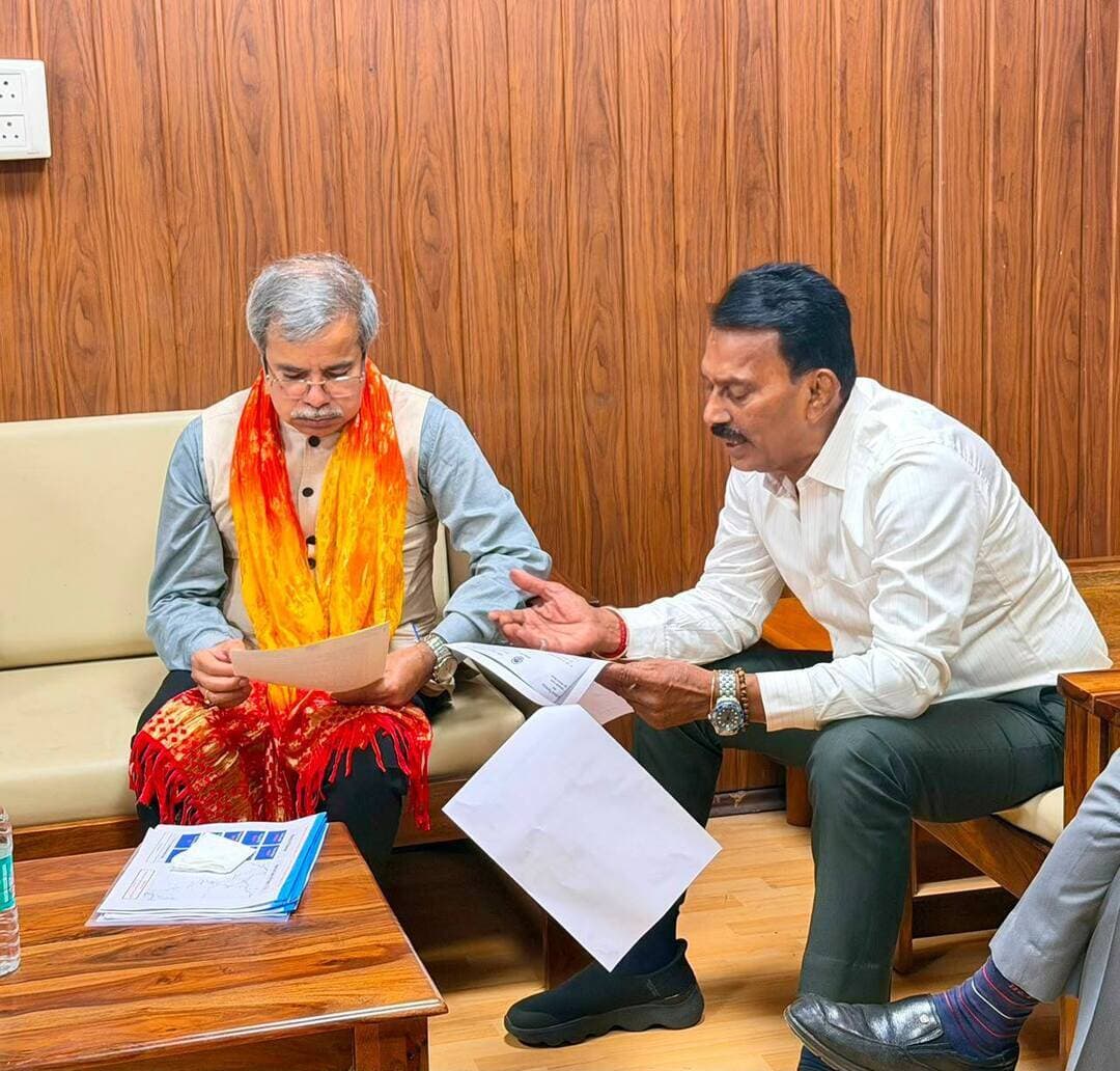 *जल संसाधन मंत्री श्री तुलसीराम सिलावट ने रेलवे बोर्ड के अध्यक्ष श्री सतीश कुमार से मुलाकात की*
----
*श्री सिलावट ने सिहस्थ को देखते हुए सांवेर विधानसभा क्षेत्र सहित जिले के अन्य क्षेत्रों में रेल सुविधाओं के विकास की आवश्यकता बताते हुए शीघ्र मंजूरी दिए जाने पर चर्चा की*
इंदौर, 06 सितम्बर 2026
जल संसाधन मंत्री श्री तुलसीराम सिलावट ने आज इंदौर में रेलवे बोर्ड के चेयरमैन श्री सतीश कुमार से मुलाकात की। इस दौरान उन्होंने उज्जैन में आगामी सिंहस्थ महापर्व 2028 एवं इंदौर जिले के विकास को दृष्टिगत रखते हुए इन्दौर जिले की सांवेर विधानसभा में रेलवे के विभिन्न उन्नयन कार्यों एवं नवीन गाड़ियों के प्रचालन हेतु कार्यवाही करने के संबंध में विस्तार से चर्चा की।
मंत्री श्री सिलावट में श्री सतीश कुमार को बताया कि इन्दौर मध्यप्रदेश की आर्थिक राजधानी होकर देश के मेट्रो शहरों की श्रेणी में तेजी से विकसित हो रहा है। यहां इन्दौर-उज्जैन मेट्रोपॉलिटन सिटी प्रस्तावित है। वर्ष 2028 में इन्दौर सांवेर के समीप उज्जैन में सिंहस्थ महापर्व आयोजित होगा, जिसमें लगभग 25 करोड़ से अधिक श्रद्धालुगण देश-विदेश से आएंगे। इन्दौर और उज्जैन के मध्य स्थित होने से विधानसभा क्षेत्र सांवेर में भी श्रद्धालुओं के आवागमन में यातायात का अत्याधिक दबाव रहेगा।
मंत्री श्री सिलावट ने चर्चा के दौरान श्री सतीश कुमार से कहा कि मांगलिया क्रॉसिंग पर निर्माणाधीन रेलवे ओवर ब्रिज का रेलवे के हिस्से का निर्माण कार्य शीघ्र प्रारंभ करवाये। इस ब्रिज के निर्माण के बाधित होने से हजारों नागरिकों विद्यार्थियों को परेशानी का सामना करना पड़ रहा है और उन्हें एक स्थान से दूसरे स्थान में पहुंचने पर बड़ी परेशानी हो रही है।
श्री सतीश कुमार ने मंत्री श्री सिलावट को आश्वस्त किया कि निर्माण कार्य शीघ्र प्रारंभ कर आगामी अक्टूबर 2027 तक निर्माण कार्य पूर्ण कर लिया जाएगा। इस संबंध में उन्होंने संबंधित अधिकारियों को दिशा निर्देश भी दिए।
मंत्री श्री सिलावट ने कहा की आगामी सिंहस्थ महापर्व 2028 एवं इंदौर के विकास को ध्यान में रखते हुए पश्चिम रेल्वे के रतलाम मण्डल में आने वाले विधानसभा क्षेत्र सांवेर के अंतर्गत रेलवे स्टेशनों पर विभिन्न उन्नयन कार्य एवं नवीन रेलों के प्रचालन की स्वीकृति अपेक्षित है। श्री सिलावट में चर्चा के दौरान फतेहाबाद-चन्द्रावतीगंज जंक्शन का उन्नयन कर आदर्श स्टेशन के रूप में विकसित करने, मांगलिया रेलवे स्टेशन को आदर्श स्टेशन के रूप में उन्नयन कर विकसित करने, पालिया, बालोदा, अजनोद रेलवे स्टेशन पर हाई लेवल प्लेटफार्म बनाया जाकर स्टेशन का उन्नयन, महू-उज्जैन व्हाया फतेहाबाद-चन्द्रावतीगंज जंक्शन के बीच पूर्व में संचालित मेमू / डेमू रेल का पुनः संचालन, इन्दौर से उज्जैन व्हाया मांगलिया-बरलाई जागीर-देवास के बीच मेमू डेमू रेल का पुनः संचालन, फतेहाबाद-चन्द्रावतीगंज जंक्शन पर प्लेटफार्म नं. 04 पर सतह में सुधार एवं बेंचेस और कवर शेड का निर्माण, पालिया, फतेहाबाद आदि स्टेशनों के मध्य के रोड़ अंडर पास में बारिश का पानी भर जाता है, इसके स्थाई निकासी की व्यवस्था करने, अजनोद स्टेशन पर हाई लेवल प्लेटफॉर्म और पुल का निर्माण आदि के संबंध में चर्चा की।
मंत्री श्री सिलावट ने कहा कि इंदौर से रतलाम के मध्य चलने वाली सभी मेल एक्सप्रेस गाड़ियों का विराम लक्ष्मीबाई नगर और फतेहाबाद जंक्शन पर दिया जाये, डेमू ट्रेन के स्थान पर मेमू ट्रेन चलाई जाये, जिससे प्रायः डेमू के खराबी के कारण यात्रियों को असुविधा नहीं हो। साथ ही इंदौर-अमृतसर (19325) एक्सप्रेस को सप्ताह में 04 दिन चलाया जाये। गाड़ी संख्या 20957-20958 इंदौर-नई दिल्ली-इंदौर जो सप्ताह में 03 दिन चल रही है, को प्रतिदिन किया जाये। गाड़ी संख्या 11125-11126/21125-21126 रतलाम-ग्वालियर एक्सप्रेस को नीमच तक बढ़ाया जाये। अभी यह रेक रतलाम में 05 घंटे खड़ा रहता है। साथ ही इसे सप्ताह में 03 दिन भिण्ड से इटावा जंक्शन तक बढ़ाया जाये। गाड़ी संख्या 19333 बीकानेर महामना एक्सप्रेस को सप्ताह में 4 दिन चलाया जाये। गाड़ी संख्या 19337 इंदौर-दिल्ली एक्सप्रेस को प्रतिदिन चलाया जाये। पूर्व में इंदौर-फतेहाबाद जंक्शन-उज्जैन के बीच एक लोकल ट्रेन चलती थी, जिसे सिलावट एक्सप्रेस के नाम से जाना जाता था, उसी प्रकार लोकल अतिरिक्त यात्री गाड़ियों का संचालन किया जाये।
इसके अलावा इंदौर स्थित शास्त्री ब्रिज को चौड़ा करने हेतु रेलवे की तरफ से की गई कार्यवाही के संबंध में भी चर्चा की गई। साथ ही इंदौर-उज्जैन व्हाया देवास हेतु ऑर्डिनरी गाड़ियों में वृद्धि, रतलाम-लक्ष्मीबाई नगर क्षेत्र के दोहरीकरण, स्टेशन पर यात्रियों को टिकट लेने में होने वाली असुविधा से बचने के लिए टिकट खिड़कियों में वृद्धि, गाड़ी संख्या 17606/17605 भगत की कोठी-काचीगुडा एक्सप्रेस का फतेहाबाद-चन्द्रावतीगंज जंक्शन में ठहराव, बरलाई जागीर रेलवे स्टेशन को कार्गो स्टेशन के रूप में विकसित करने, अजनोद-बलघारा रेलवे अंडरब्रिज के शीघ्र निर्माण, बड़नगर स्टेशन पर कवर शेड का विस्तार, गौतमपुरा स्टेशन पर हाई लेवल प्लेटफॉर्म का निर्माण आदि की आवश्यकता बताते हुए चर्चा की गई।
श्री सतीश कुमार ने मंत्री श्री सिलावट को आश्वस्त किया कि आपके पत्र में उल्लेखित सभी मांगो का परीक्षण कर उनकी शीघ्र स्वीकृति कराकर आमजन को समुचित लाभ दिया जाना सुनिश्चित किया जायेगा।
---
#JansamparkMP #indore #इंदौर #Singhastha2028
Tulsi Silawat
CM Madhya Pradesh
Jansampark Madhya Pradesh