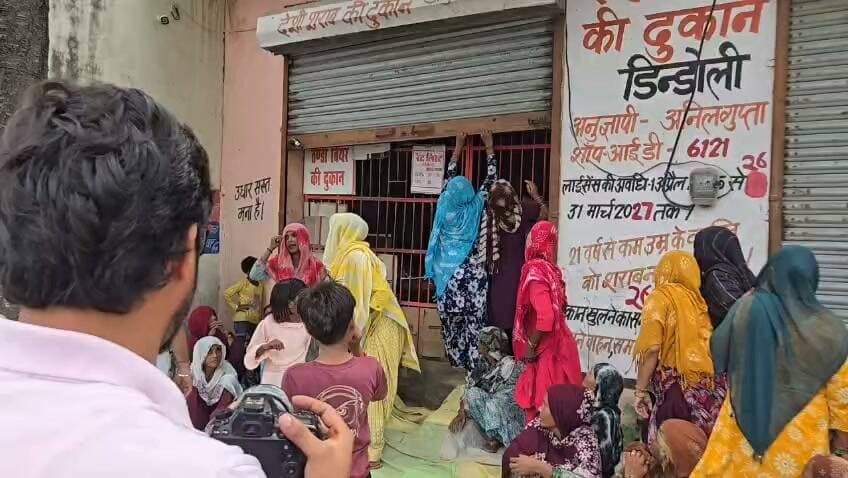 *सहारनपुर: डिंडोलीखेड़ा में शराब के ठेके के खिलाफ महिलाओं का हल्ला बोल, शटर गिराकर धरने पर बैठीं*
दैनिक सत्य साक्षी
हमराज अहमद
*सहारनपुर / चिलकाना।* थाना चिलकाना क्षेत्र के ग्राम डिंडोलीखेड़ा में शराब के ठेके को लेकर महिलाओं का गुस्सा फूट पड़ा। ठेका बंद कराने की मांग को लेकर बड़ी संख्या में महिलाएं सड़क पर उतर आईं।
आक्रोशित महिलाओं ने शराब ठेके का शटर बंद कर दिया और वहीं धरने पर बैठ गईं। इस दौरान महिलाओं ने जमकर नारेबाजी करते हुए ठेका बंद करने की मांग की।
महिलाओं का कहना है कि गांव में शराब के ठेके की वजह से माहौल खराब हो रहा है और आए दिन झगड़े-फसाद होते हैं। उन्होंने चेतावनी दी कि जब तक ठेका बंद नहीं होगा, उनका विरोध जारी रहेगा।