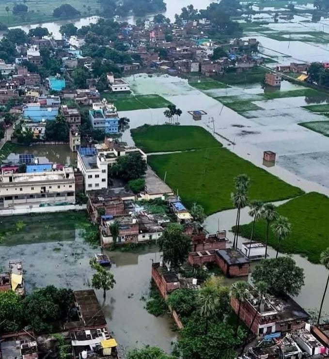 बिहार में बाढ़ का कहर, गंगा ने तोड़ा HFL रिकॉर्ड; मुख्यमंत्री ने किया हवाई सर्वेक्षण
पटना। बिहार में भारी बारिश के कारण गंगा, गंडक, कोसी, बूढ़ी गंडक, पुनपुन और घाघरा समेत कई प्रमुख नदियां उफान पर हैं। पटना के गांधी घाट पर गंगा नदी ने अपना पिछला उच्चतम बाढ़ स्तर (HFL) रिकॉर्ड पार कर लिया है। इसके चलते करीब 11 जिलों में लाखों लोग प्रभावित हुए हैं।
बाढ़ की गंभीर स्थिति को देखते हुए मुख्यमंत्री ने प्रभावित क्षेत्रों का हवाई सर्वेक्षण कर हालात का जायजा लिया। उन्होंने बाढ़ प्रभावित इलाकों में जलभराव, फंसे लोगों और राहत-बचाव कार्यों की स्थिति का निरीक्षण किया।
प्रशासन की ओर से प्रभावित लोगों को सुरक्षित स्थानों पर पहुंचाने के साथ राहत सामग्री, भोजन, पेयजल और दवाइयां उपलब्ध कराने का काम किया जा रहा है। निचले इलाकों में रहने वाले लोगों को सतर्क रहने की अपील की गई है।
मुख्यमंत्री ने अधिकारियों को राहत एवं बचाव कार्यों में तेजी लाने और प्रभावित लोगों तक हरसंभव सहायता पहुंचाने के निर्देश दिए हैं। प्रशासन और संबंधित विभाग लगातार नदियों के जलस्तर और बाढ़ की स्थिति पर नजर बनाए हुए हैं।