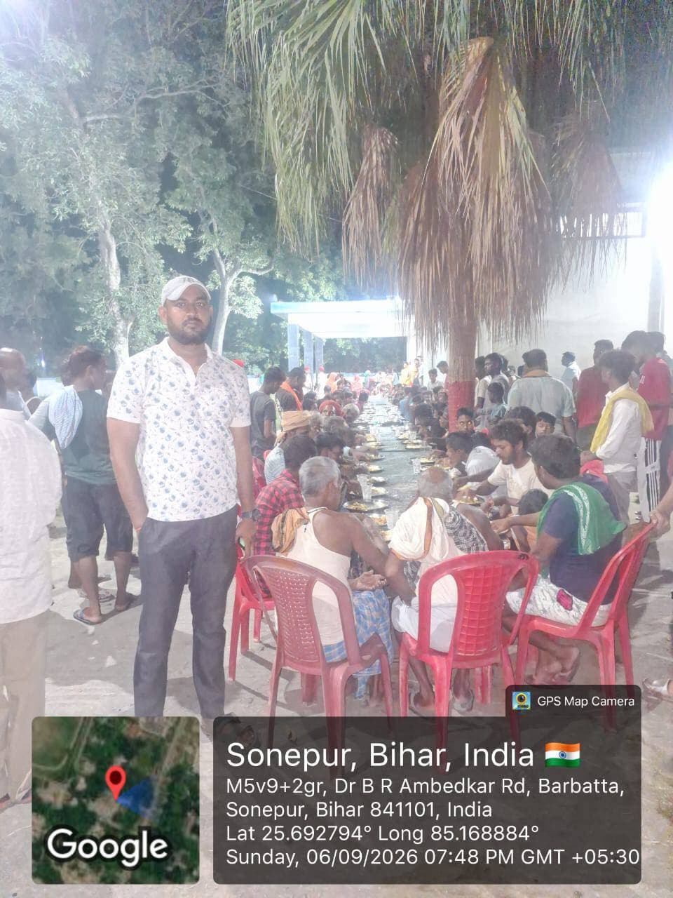 बाढ़ प्रभावित क्षेत्रों में राहत कार्य लगातार जारी
सारण जिले के विभिन्न बाढ़ प्रभावित क्षेत्रों में जिला प्रशासन द्वारा लगातार राहत एवं सहायता कार्य किए जा रहे हैं।
रिविलगंज एवं दिघवारा प्रखंड के आमी, मथुरापुर सहित प्रभावित क्षेत्रों में सामुदायिक किचन के माध्यम से लोगों को भोजन उपलब्ध कराया जा रहा है।
बाढ़ प्रभावित परिवारों की आवश्यकताओं का लगातार ध्यान रखते हुए प्रशासन द्वारा हरसंभव सहायता सुनिश्चित की जा रही है।
जिला प्रशासन सारण बाढ़ प्रभावित लोगों की सुरक्षा एवं सुविधा के लिए पूरी तत्परता से कार्यरत है।