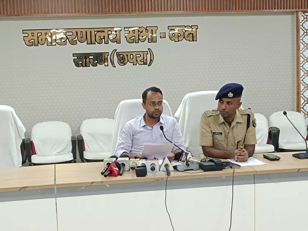 सारण में बाढ़ की वर्तमान स्थिति पर जिला पदाधिकारी की प्रेस वार्ता
मीडिया कर्मियों को बाढ़ की स्थिति एवं राहत कार्यों की दी विस्तृत जानकारी
प्रभावित क्षेत्रों में राहत एवं बचाव कार्य लगातार जारी
आम नागरिकों की सुरक्षा एवं सहायता के लिए जिला प्रशासन पूरी तरह मुस्तैद