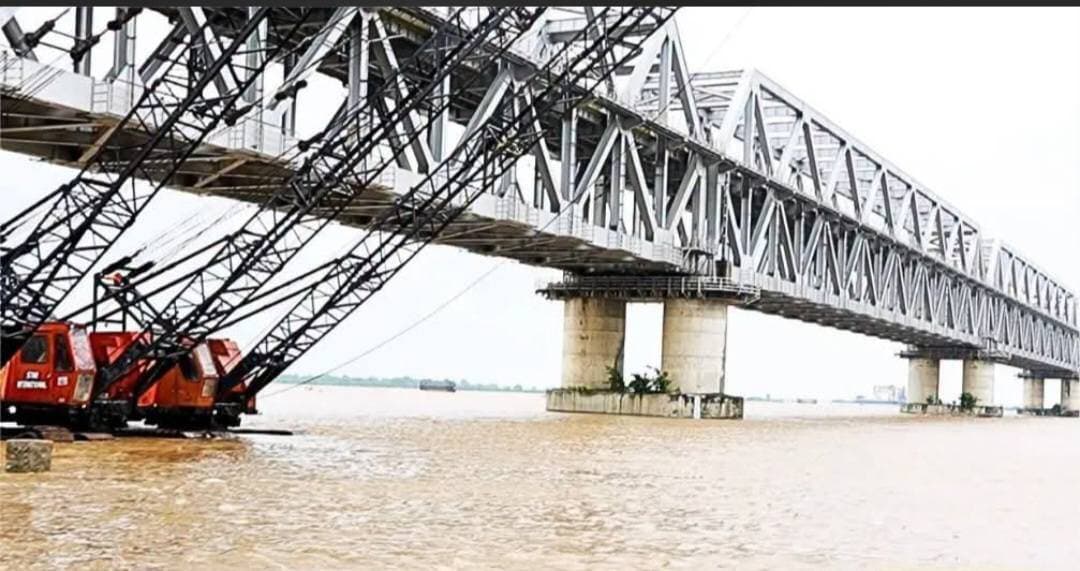 🌊 बिहार में बढ़ा बाढ़ का खतरा, गंगा के तेवर हुए तल्ख
गांधीघाट पर खतरे के निशान से ऊपर पहुंचा पानी, पटना से छपरा-मांझी तक बढ़ी चिंता
पटना/छपरा: बिहार में एक बार फिर बाढ़ का खतरा लगातार बढ़ता जा रहा है। गंगा नदी के जलस्तर में तेजी से हो रही बढ़ोतरी ने राजधानी पटना के साथ-साथ नदी किनारे बसे इलाकों और दियारा क्षेत्रों में रहने वाले लोगों की चिंता बढ़ा दी है।
जल संसाधन विभाग की रिपोर्ट के अनुसार, पटना के गांधीघाट पर गंगा नदी का जलस्तर महज चार घंटे में 10 सेंटीमीटर बढ़ गया। शनिवार सुबह 10 बजे यहां गंगा का जलस्तर 50.53 मीटर दर्ज किया गया, जो विभाग द्वारा निर्धारित खतरे के स्तर 50.52 मीटर से करीब एक सेंटीमीटर ऊपर है।
⚠️ रविवार सुबह तक और बढ़ सकता है पानी
जल संसाधन विभाग के नए अनुमान के मुताबिक गंगा का जलस्तर अभी और बढ़ सकता है। अनुमान है कि रविवार सुबह 8 बजे तक गांधीघाट पर पानी का स्तर 50.62 मीटर तक पहुंच सकता है।
अगर जलस्तर इसी रफ्तार से बढ़ता रहा तो नदी के आसपास बसे निचले इलाकों और दियारा क्षेत्रों में पानी का दबाव बढ़ने की आशंका है।
🚨 छपरा-मांझी में भी बढ़ रही चिंता
गंगा और उसकी सहायक नदियों के बढ़ते जलस्तर का असर छपरा और मांझी क्षेत्र के नदी किनारे बसे इलाकों में भी देखने को मिल रहा है। विभिन्न घाटों पर पानी बढ़ने का रुझान लगातार बना हुआ है।
खासकर दियारा क्षेत्र में रहने वाले लोगों को अधिक सतर्क रहने की जरूरत है, क्योंकि जलस्तर बढ़ने पर सबसे पहले निचले इलाकों में पानी पहुंचने की आशंका रहती है।
👨👩👧👦 प्रशासन की अपील—सतर्क रहें
बढ़ते जलस्तर को देखते हुए लोगों से नदी के आसपास अनावश्यक रूप से जाने से बचने और विशेष रूप से तेज बहाव वाले क्षेत्रों में सावधानी बरतने की अपील की गई है।
दियारा इलाकों में रहने वाले लोगों को भी लगातार जलस्तर पर नजर रखने की सलाह दी गई है। पशुओं को सुरक्षित स्थान पर रखने और जरूरत पड़ने पर ऊंचे स्थानों की ओर जाने की तैयारी रखने की जरूरत है।
🔴 सबसे बड़ा सवाल—क्या बाढ़ का खतरा और बढ़ेगा?
फिलहाल सबसे बड़ा सवाल यही है कि गंगा का जलस्तर आने वाले घंटों में किस रफ्तार से बढ़ता है। गांधीघाट पर पानी खतरे के स्तर से ऊपर पहुंच चुका है और विभाग ने आगे भी बढ़ोतरी का अनुमान जताया है।
ऐसे में पटना से लेकर छपरा और मांझी के दियारा इलाकों तक प्रशासन और आम लोगों को पूरी तरह अलर्ट रहने की जरूरत है।
बिहार में गंगा के बढ़ते जलस्तर पर अब हर घंटे नजर है। पानी बढ़ा तो खतरा भी बढ़ेगा—इसलिए सावधानी ही सबसे बड़ा बचाव है।
गांधीघाट पर खतरे के निशान से ऊपर पहुंचा पानी, पटना से छपरा-मांझी तक बढ़ी चिंता
पटना/छपरा: बिहार में एक बार फिर बाढ़ का खतरा लगातार बढ़ता जा रहा है। गंगा नदी के जलस्तर में तेजी से हो रही बढ़ोतरी ने राजधानी पटना के साथ-साथ नदी किनारे बसे इलाकों और दियारा क्षेत्रों में रहने वाले लोगों की चिंता बढ़ा दी है।
जल संसाधन विभाग की रिपोर्ट के अनुसार, पटना के गांधीघाट पर गंगा नदी का जलस्तर महज चार घंटे में 10 सेंटीमीटर बढ़ गया। शनिवार सुबह 10 बजे यहां गंगा का जलस्तर 50.53 मीटर दर्ज किया गया, जो विभाग द्वारा निर्धारित खतरे के स्तर 50.52 मीटर से करीब एक सेंटीमीटर ऊपर है।
⚠️ रविवार सुबह तक और बढ़ सकता है पानी
जल संसाधन विभाग के नए अनुमान के मुताबिक गंगा का जलस्तर अभी और बढ़ सकता है। अनुमान है कि रविवार सुबह 8 बजे तक गांधीघाट पर पानी का स्तर 50.62 मीटर तक पहुंच सकता है।
अगर जलस्तर इसी रफ्तार से बढ़ता रहा तो नदी के आसपास बसे निचले इलाकों और दियारा क्षेत्रों में पानी का दबाव बढ़ने की आशंका है।
🚨 छपरा-मांझी में भी बढ़ रही चिंता
गंगा और उसकी सहायक नदियों के बढ़ते जलस्तर का असर छपरा और मांझी क्षेत्र के नदी किनारे बसे इलाकों में भी देखने को मिल रहा है। विभिन्न घाटों पर पानी बढ़ने का रुझान लगातार बना हुआ है।
खासकर दियारा क्षेत्र में रहने वाले लोगों को अधिक सतर्क रहने की जरूरत है, क्योंकि जलस्तर बढ़ने पर सबसे पहले निचले इलाकों में पानी पहुंचने की आशंका रहती है।
👨👩👧👦 प्रशासन की अपील—सतर्क रहें
बढ़ते जलस्तर को देखते हुए लोगों से नदी के आसपास अनावश्यक रूप से जाने से बचने और विशेष रूप से तेज बहाव वाले क्षेत्रों में सावधानी बरतने की अपील की गई है।
दियारा इलाकों में रहने वाले लोगों को भी लगातार जलस्तर पर नजर रखने की सलाह दी गई है। पशुओं को सुरक्षित स्थान पर रखने और जरूरत पड़ने पर ऊंचे स्थानों की ओर जाने की तैयारी रखने की जरूरत है।
🔴 सबसे बड़ा सवाल—क्या बाढ़ का खतरा और बढ़ेगा?
फिलहाल सबसे बड़ा सवाल यही है कि गंगा का जलस्तर आने वाले घंटों में किस रफ्तार से बढ़ता है। गांधीघाट पर पानी खतरे के स्तर से ऊपर पहुंच चुका है और विभाग ने आगे भी बढ़ोतरी का अनुमान जताया है।
ऐसे में पटना से लेकर छपरा और मांझी के दियारा इलाकों तक प्रशासन और आम लोगों को पूरी तरह अलर्ट रहने की जरूरत है।
बिहार में गंगा के बढ़ते जलस्तर पर अब हर घंटे नजर है। पानी बढ़ा तो खतरा भी बढ़ेगा—इसलिए सावधानी ही सबसे बड़ा बचाव है।