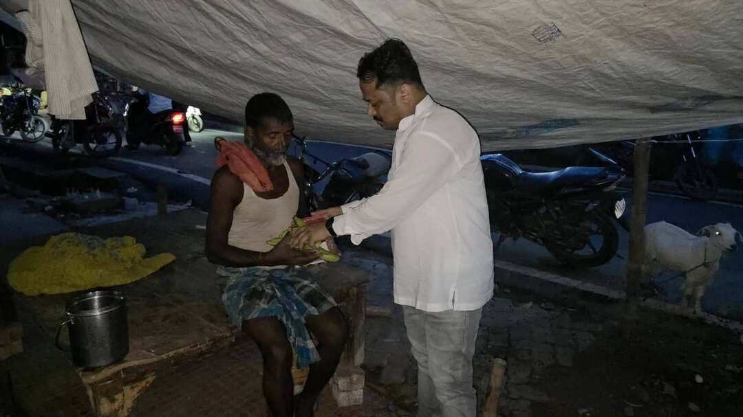 बाढ़ पीड़ितों के बीच पहुंचे डिप्टी मेयर, खाद्य सामग्री का किया वितरण सीता चरण व जाफर नगर के विस्थापित परिवारों को बांटे ब्रेड, केला व बिस्कुट
#बिहार_बाढ़ #mungerflood #FloodUpdate #बाढ़पीड़ित #MungerNews Munger Ka Sevak Khalid Hussain Munger