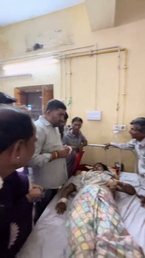 बाड़मेर घटना के बाद हॉस्पिटल पहुंची RLP टीम।
Hanuman Beniwal Jogaram Dudi Rlp Teem Raipur Rashtriya Loktantrik Party Chenaram Choudhary Rlp