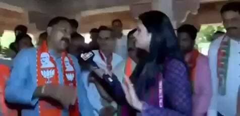 भारतीय जनता पार्टी और कांग्रेस जिला अध्यक्ष कोटा का राजनीतिक संग्राम सड़क पर पूरे मामले में जनता देख रही है विकास के नाम पर जीरो और राजनीतिक युद्ध के नाम का दोनों हीरो क्या यह की राजनीति है हमारे वीरों ने देश की आजादी के लिए हंसते-हंसते अपनी कुर्बानी दी जनता सोई हुई है मुगल साम्राज्य कांग्रेस साम्राज्य राजा साम्राज्य और अब राजनीतिक साम्राज्य जनता का साम्राज्य खतरे में लोकतंत्र पर प्रश्न चिन्ह खड़ा हो चुका है पूरे भारत में