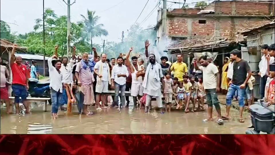 नाला जाम रहने से सड़क पर घुटने भर पानी, आक्रोशित लोगों ने किया सड़क जाम; प्रशासन के खिलाफ जमकर नारेबाजी, स्थायी जल निकासी की मांग
