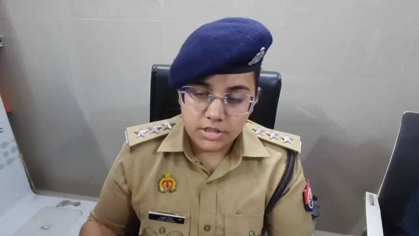 संभल में सड़क हादसे में मरने वालों की संख्या 6 पहुंची सीएम योगी ने भी बताया दुःख एसपी समेत डीएम मौके पर पहुंचे घटना की जानकारी देती हुई स्तुति सिंह सीओ बहजोई