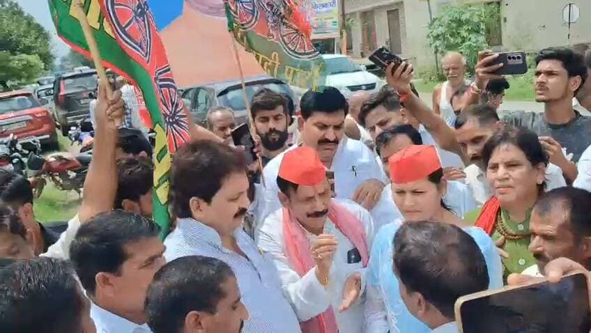 Sambhal समाजवादी पार्टी जिला महासचिव का वीडियो वायरल सरकारी शिक्षक से जमकर नोकझोंक। उत्तर प्रदेश में 26 हज़ार सरकारी प्राथमिक विद्यालय बंद करने का समाजवादी पार्टी ने भाजपा पर आरोप लगाया जिसको लेकर तीन दिन पूर्व सपा नेताओं ने सड़क पर उतरकर विरोध प्रदर्शन किया था