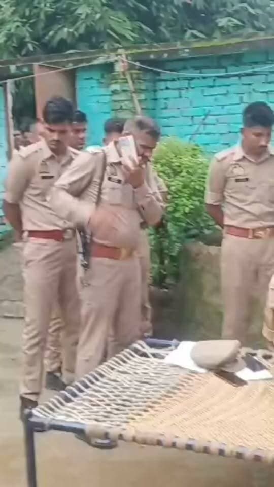 #Sitapur#पहले कुल्हाड़ी फिर ईंट से की पत्नी की हत्या, फरार, पुलिस के हाँथ खाली#