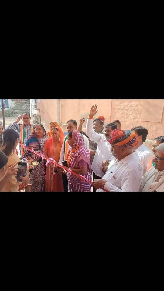 #भोपालगढ़ नगरपालिका वार्ड 22 कांग्रेस उम्मीदवार जयंत बोराणा कार्यालय के उद्घाटन करते विधायक गीता बरवड़ व अन्य नेता!! 👍👌💐
Shivkaran Saini Bhopalgarh Rajesh Jakhar Mla Geeta Barwar JP Deora सलीम ठेकेदार Sangeeta Beniwal Munni Devi Godara Hitesh Siroya Bali Vijay Laxmi Patel MP Deora Bhopalgarh Paras Gurjar Badri Ram Jakhar Jayant Borana