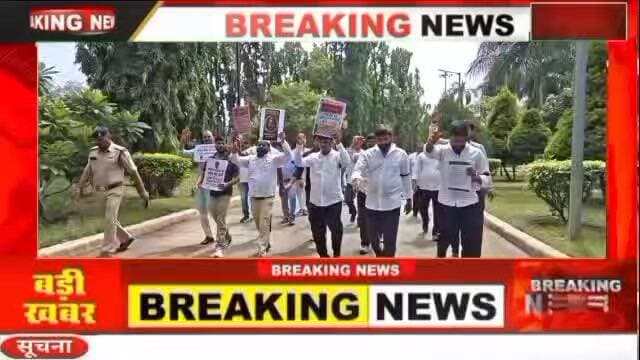 कल्पना मिश्रा केस में CBI जांच की मांग, विंध्य नागरिक अधिकार मंच ने गांधी प्रतिमा के सामने दिया धरना उपमुख्यमंत्री के इस्तीफे की मांग।मनगवां कांग्रेस नेता दिलीप तिवारी एवं धीरेन्द्र राणा के नेतृत्व में कार्यकर्ताओं ने राजभवन में राज्यपाल को ज्ञापन सौंपकर शीघ्र कार्रवाई की मांग की। इस दौरान भोपाल की सड़कों पर