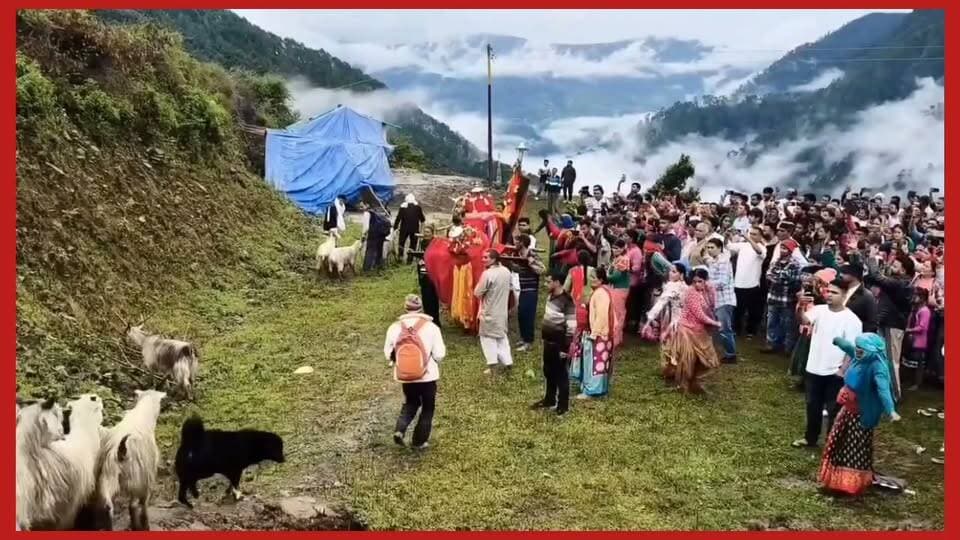 #भेड़ परिक्रमा मेले में उमड़ा #आस्था का सैलाब "18 साल बाद हुआ मेला #रंग बिरंगी छतरियां रही आकर्षण का केंद्र
#घनसाली। #भिलंगना (टिहरी) के #थाती कठूड़ पट्टी स्थित निवालगांव में 18 साल बाद भेड़ कोथिक (भेड़-मेला) आयोजित किया गया। ऐसा मेला जो नई पीढ़ी को बहुत कुछ सीखा व बता सकता है। बौल्या चांदनी नागराजा के प्रांगण में आयोजित मेले में हजारों की संख्या में श्रद्धालु और ग्रामीण पहुंचे। लोगों ने पारंपरिक भेड़ परिक्रमा में शामिल होकर लोक आस्था का आनंद लिया और देव डोलियों का आशीर्वाद प्राप्त किया।
#मेले का शुभारंभ #ग्राम्य विकास मंत्री #भरत सिंह चौधरी व स्थानीय #विधायक #शक्ति लाल शाह ने किया। इस दौरान क्षेत्र की विभिन्न देव डोलियों, देवी-देवताओं के निशानों और पारंपरिक धार्मिक अनुष्ठानों में बड़ी संख्या में श्रद्धालुओं ने भाग लिया। मेले में दूर-दराज के गांवों से लोग अपनी भेड़-बकरियों के साथ पहुंचे। #देखिए। #मेले की शानदार तस्वीरें।
