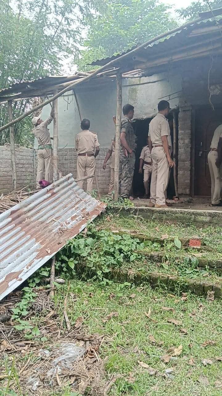फरार आरोपी के घर अररिया पुलिस की बड़ी कार्रवाई, न्यायालय के आदेश पर कुर्की-जब्ती
सिकटी थाना क्षेत्र में फरार अभियुक्त के खिलाफ पुलिस ने बड़ी कार्रवाई की है। अररिया पुलिस के अनुसार, सिकटी थाना कांड संख्या 197/25 में फरार चल रहे नामजद अभियुक्त के घर पर माननीय न्यायालय के आदेश के अनुपालन में विधिवत कुर्की-जब्ती की कार्रवाई की गई।
पुलिस टीम ने आरोपी के घर पहुंचकर न्यायालय के आदेश के तहत घर में मौजूद सामान एवं अन्य संपत्तियों की कुर्की-जब्ती की कार्रवाई पूरी की। इस दौरान पुलिस बल की मौजूदगी में पूरी कार्रवाई की गई।
अररिया पुलिस की इस कार्रवाई से साफ है कि फरार आरोपियों के खिलाफ पुलिस लगातार कार्रवाई कर रही है और न्यायालय के आदेशों का अनुपालन सुनिश्चित किया जा रहा है।
पुलिस का संदेश: फरार अभियुक्तों के खिलाफ आगे भी इसी तरह कार्रवाई जारी रहेगी।
#ArariaNews #ArariaPolice #SiktiPolice #Sikti #Araria #BiharNews #BiharPolice #PoliceAction #Kurkijapti #FaraarAaropi #CrimeNews #BreakingNews #SiktiNews #CrimeUpdate #PoliceRaid #PiExpressNews #HindiNews #लेटेस्टन्यूज़