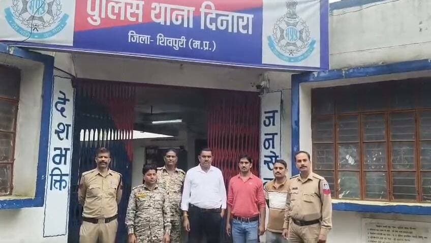 🚨 8 साल से फरार स्थाई वारंटी गिरफ्तार, न्यायालय ने भेजा जेल
दिनारा। थाना दिनारा पुलिस ने लंबे समय से फरार चल रहे एक स्थाई वारंटी को गिरफ्तार करने में सफलता हासिल की है। पुलिस ने माननीय न्यायालय के प्रकरण क्रमांक 613/18 में 8 वर्षों से फरार चल रहे स्थाई वारंटी जयराम वंशकार को गिरफ्तार किया।
गिरफ्तारी के बाद पुलिस ने आरोपी को माननीय न्यायालय के समक्ष पेश किया, जहां से उसे जेल भेज दिया गया।
पुलिस की इस कार्रवाई से लंबे समय से फरार आरोपियों के खिलाफ चल रही कार्रवाई को बल मिला है। थाना दिनारा पुलिस द्वारा फरार एवं स्थाई वारंटियों की गिरफ्तारी के लिए लगातार प्रयास किए जा रहे हैं।
P.NEWZ INDIA
पत्रकार राम मनोहर मिश्रा