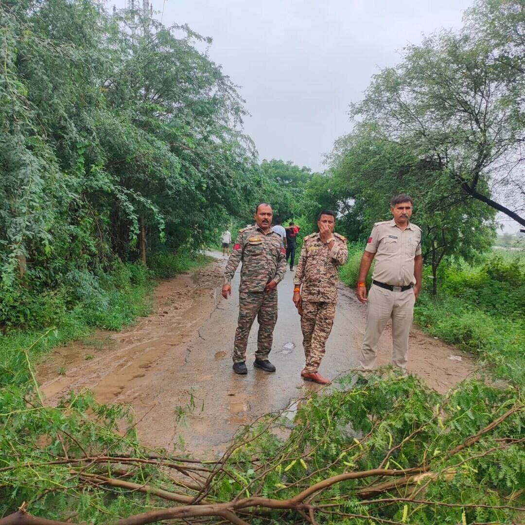 मुरैना पुलिस अलर्ट
मुरैना: जिले में अतिवृष्टि और लगातार बढ़ते जलस्तर को देखते हुए मुरैना पुलिस अलर्ट मोड पर है। पुलिस अधीक्षक धर्मराज मीना के निर्देशन में रपटों, नालों, पुल-पुलियों और संवेदनशील क्षेत्रों में विशेष निगरानी की जा रही है।
पुलिस टीमें प्रभावित इलाकों में लगातार भ्रमण कर रही हैं और जरूरत पड़ने पर रेस्क्यू ऑपरेशन चलाकर ग्रामीणों को सुरक्षित स्थानों पर पहुंचाया जा रहा है। बच्चों, महिलाओं और बुजुर्गों की सुरक्षा पर विशेष ध्यान दिया जा रहा है।
मुरैना पुलिस ने लोगों से अपील की है कि नदी, नालों, रपटों और जलभराव वाले क्षेत्रों में जाने से बचें और प्रशासन द्वारा जारी सुरक्षा निर्देशों का पालन करें।