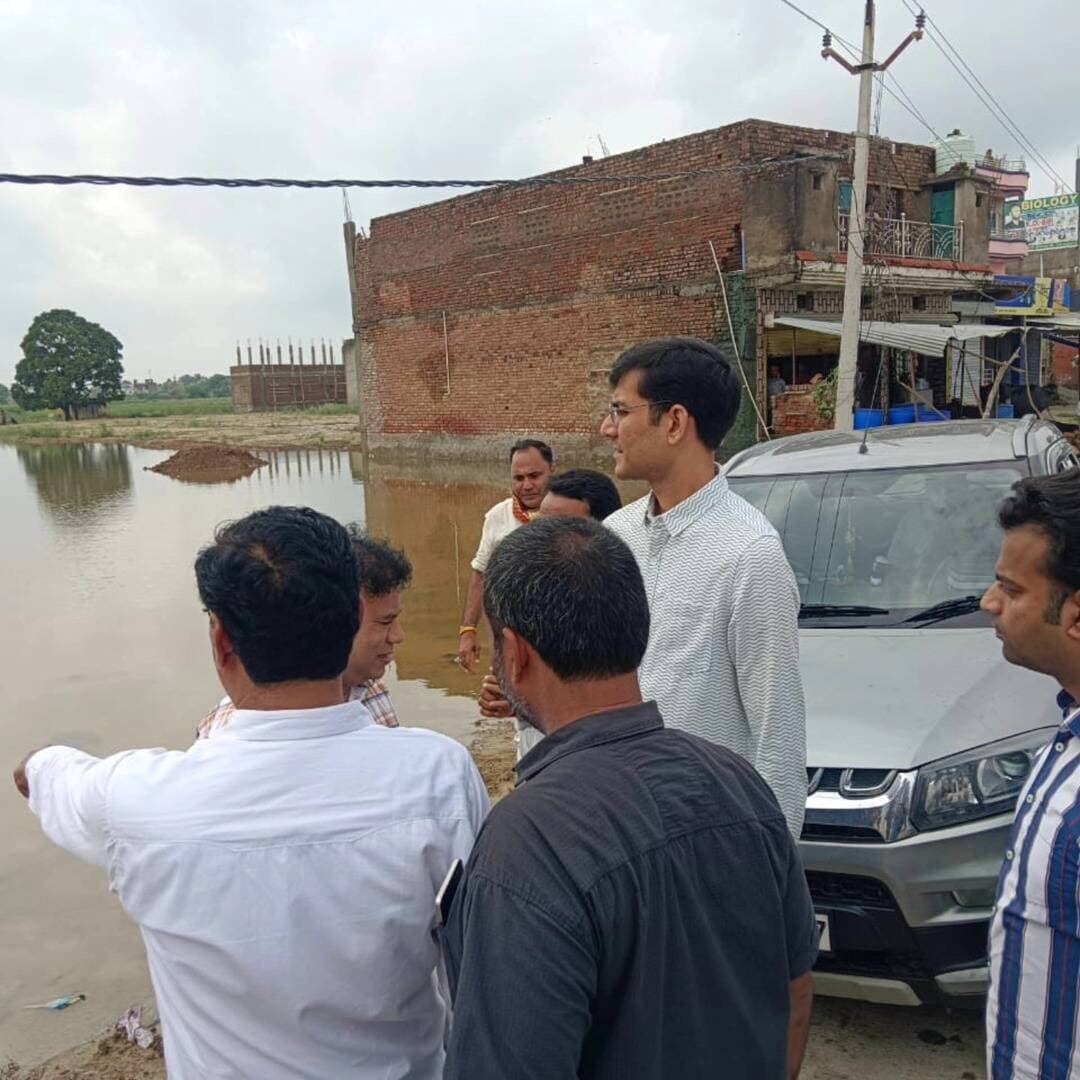 मुरैना: अतिवृष्टि और सोन नदी का जलस्तर बढ़ने से प्रभावित पहाड़गढ़ एवं कैलारस क्षेत्र के गांवों में कलेक्टर लोकेश कुमार जांगिड़ पहुंचे। उन्होंने लीलहर का पुरा, रीझोनी, बिशनोरी और निमांस-जोनारा में ग्रामीणों का हाल जाना और प्रभावित क्षेत्रों का जायजा लिया।
कलेक्टर ने अधिकारियों को रेस्क्यू कार्य तेजी से कराने और जलस्तर कम होते ही नुकसान का सर्वे कर प्रभावितों को आवश्यक सहायता उपलब्ध कराने के निर्देश दिए। उन्होंने शासकीय हाई स्कूल निमांस में ग्रामीणों के ठहरने की व्यवस्था का भी निरीक्षण किया।