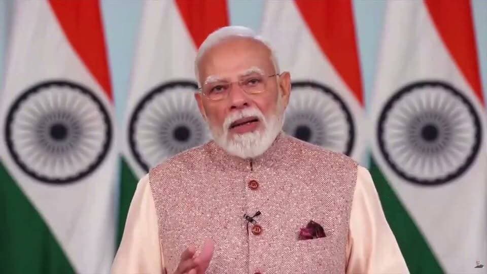 #पेरिस में स्वामीनारायण हिंदू मंदिर के उद्घाटन के दौरान प्रधानमंत्री नरेंद्र मोदी ने कहा, "आज, फ्रांस की राजधानी पेरिस में एक शानदार स्वामीनारायण मंदिर का उद्घाटन हो रहा है। यह उद्घाटन भारत और फ्रांस के सांस्कृतिक संबंधों का नया युग स्तंभ है... यह मेरा सौभाग्य है कि मुझे अक्सर ऐसे शुभ अवसरों से जुड़ने का मौका मिलता है आज भी मैं पेरिस में उपस्थित नहीं हूं लेकिन मैं मन से और हृदय से मैं स्वयं को आपके बीच ही अनुभव कर रहा हूं...!
#PMNarendraModi