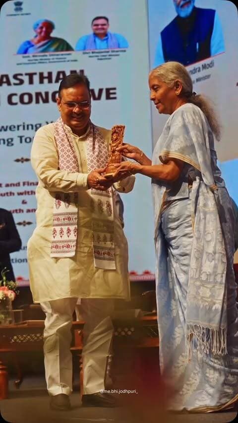 जोधपुर के दिल मेहरानगढ़ फोर्ट के मुख्य मार्ग राव जोधा मार्ग (घोड़ा घाटी रोड) के लिए एक बड़ी खुशखबरी! ✨
माननीय मुख्यमंत्री श्री भजनलाल शर्मा जी ने ₹10 करोड़ की लागत से इस पूरे मार्ग के सौंदर्यीकरण और भव्य हेरिटेज लाइटिंग प्रोजेक्ट को स्वीकृति दी है। 🙏
अब ये रास्ता सिर्फ एक सड़क नहीं, बल्कि एक शानदार ‘हेरिटेज गेटवे’ बनेगा, जहाँ दिन में जोधपुरी सैंडस्टोन की कारीगरी और रात में रोशनी से जगमगाता मेहरानगढ़ का शाही नज़ारा देखने को मिलेगा। 👑
CM श्री भजनलाल शर्मा जी का विजन - विरासत भी, विकास भी - अब ज़मीन पर दिख रहा है। इससे न सिर्फ रात में आने वाले पर्यटकों को फायदा होगा, बल्कि स्थानीय व्यापार और रोज़गार को भी नई उड़ान मिलेगी।
आप आखिरी बार मेहरानगढ़ कब गए थे? कमेंट में बताओ! 👇
.
.
#Jodhpur #MehrangarhFort #RaoJodhaMarg #GhodaGhatiRoad #JodhpurDevelopment BhajanlalSharma CMRajasthan
