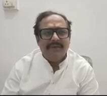 *₹5-10 हजार नहीं, बाढ़ पीड़ितों को मिले ₹2-3 लाख मुआवजा: नीलांशु चतुर्वेदी*
चित्रकूट। पूर्व विधायक नीलांशु चतुर्वेदी ने चित्रकूट और सतना के बाढ़ प्रभावित परिवारों के लिए विशेष राहत पैकेज की मांग की है। उन्होंने कहा कि बाढ़ से लोगों के घर, गृहस्थी और रोजगार को भारी नुकसान हुआ है। ऐसे में ₹5 से ₹10 हजार की सहायता पर्याप्त नहीं है। उन्होंने प्रभावित क्षेत्रों का सर्वे कराकर वास्तविक नुकसान का आकलन करने और प्रत्येक परिवार को कम से कम ₹2 से ₹3 लाख का मुआवजा देने की मांग की। पूर्व विधायक ने कहा कि जरूरत पड़ी तो बाढ़ पीड़ितों के अनशन पर बैठेंगे।