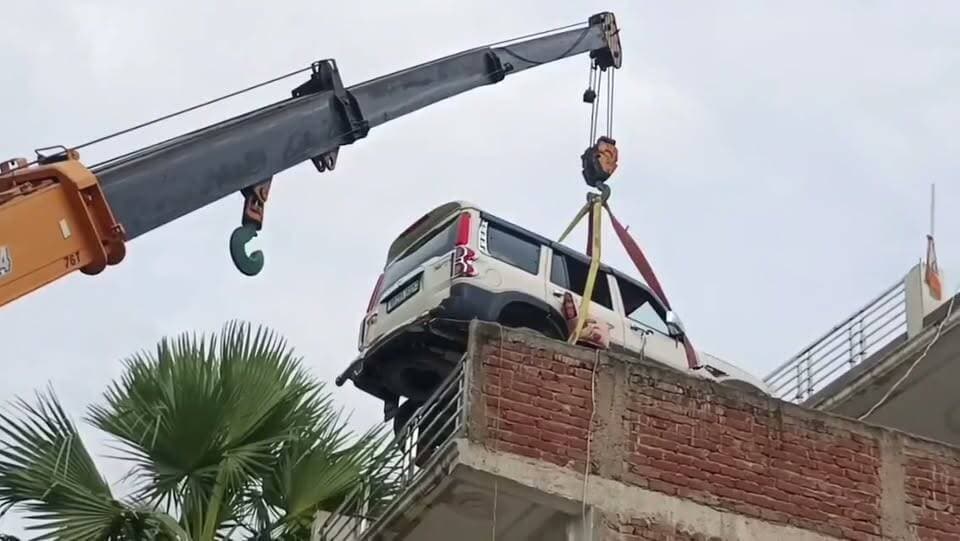 स्कॉर्पियो चोरी न हो जाए इस वजह से छत पर मालिक ने गाड़ी को पार्क कर दिया बाद में क्रेन बुलाकर स्कॉर्पियो को नीचे उतारना पड़ा ! बिहार के गोपाल गंज की ये कहानी है ! #Bihar