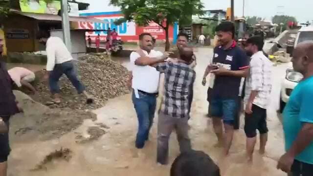 उत्तराखंड। उधमसिंह नगर के बाजपुर में आज भाजपा नेताओं ने PWD के AE को सरेबाजार सड़क पर पीटा, केवल पीटा ही नहीं बल्कि कीचड़ उठाकर AE के मुँह पर रगड़ दिया।
आरोप है कि निर्माणाधीन पुल पूरा नहीं होने की वजह से बारिश का पानी आज सौ डेढ़ सौ घरों में पानी घुस गया। यह पुल जुलाई तक पूरा होना था लेकिन नहीं हुआ, इसी को लेकर हंगामा हो गया। फिलहाल दोनों पक्षों ने पुलिस स्टेशन में तहरीर दे दी गई है।