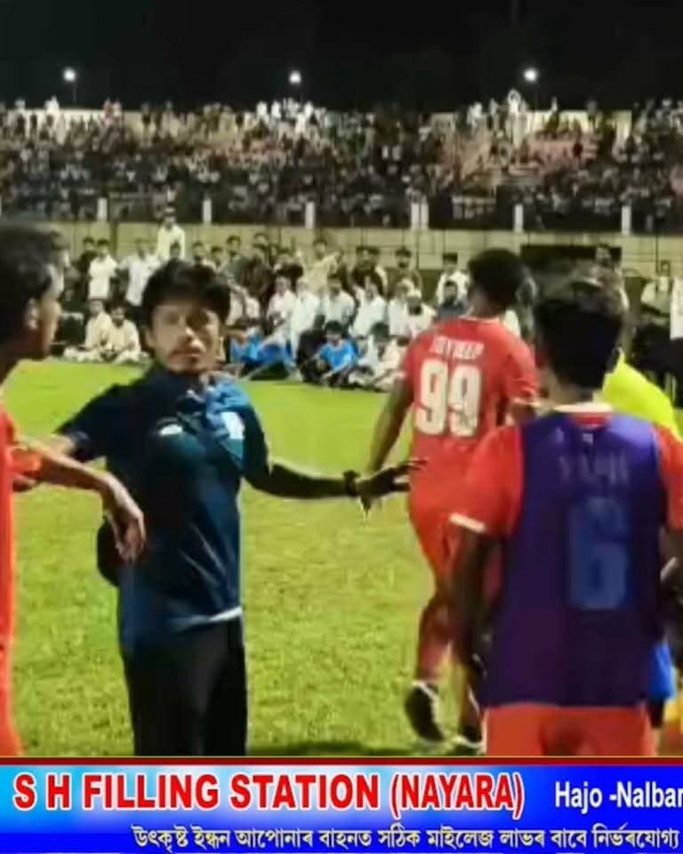 ⭕চামতাৰ নৰোৰাম ফুটবল প্ৰতিযোগিতাৰ চুড়ান্ত খেলত নিশা অপ্ৰীতিকৰ পৰিস্থিতি
⭕এটা গ'লক কেন্দ্ৰ কৰি ৰেফাৰীৰ সৈতে তীব্ৰ বাক-বিতণ্ডা খেলুৱৈৰ
#Nalbari
#football
#ChaMaTa
#axombroadcast24