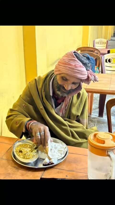चुरचू पुलिस ने पेश की मानवीय संवेदना, भटक रहे राहगीर को घर तक पहुंचाने का किया प्रबंध
उज्जवल दुनिया संवाददाता
हजारीबाग। आपको बता दे कि शुक्रवार को यूपी के आजमगढ़ के रोनापर थाना क्षेत्र के निवासी जो की अपनों से बिछुड़ कर और राह भटक कर हज़ारीबाग़ जिले के चुरचू प्रखण्ड के चुरचू थाना क्षेत्र पहुंच गए थे। इनके पास ना तो कुछ खाने के लिए पैसे थे, और न हीं घर जाने तक का कुछ जुगाड़ था, मात्र इनके पास अपने घर का पता ही था। जब चूरचू थाना और हजारीबाग पुलिस को इसकी सूचना मिली तो उस व्यक्ति को सर्व प्रथम भर पेट भोजन करवाकर, कुछ पैसे नगद देकर और आजमगढ़ की बस पर टिकट बनवाकर आजमगढ़ के लिए रवाना कर दिया।
वहीं इस कार्य के बाद हजारीबाग पुलिस पर लोगों का भरोसा और भी मजबूत हो गया है। यह पुलिस का मानवीय चेहरा साबित करता है कि पुलिस हर एक तरीके से आपकी मदद के लिए सदैव तैयार है।