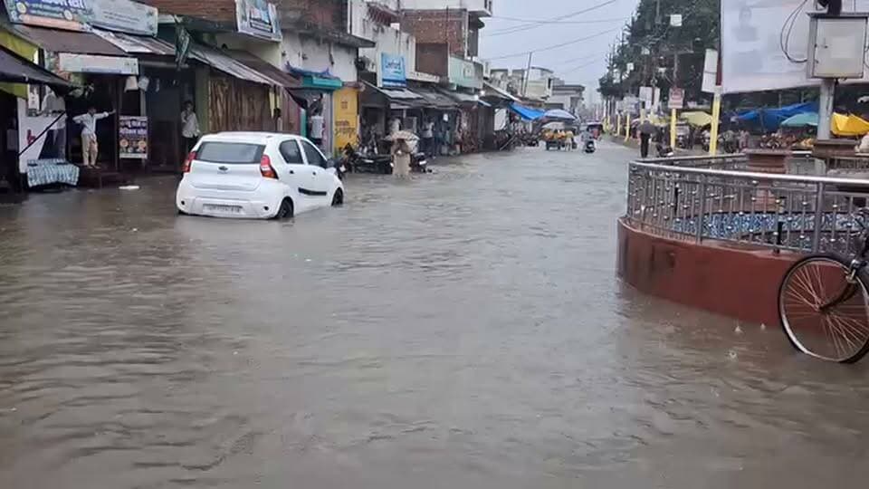 #तिलहर नगर के #तहसील_रोड स्थित #रेहान_चौक के दोनों #रास्तों पर #जल_भराव।
#नाला_सफाई के #नाम पर नगर पालिका ने किया #बड़ा_खेल।
#नाला_सफाई में हुए थे #करोड़ों के #टेंडर।