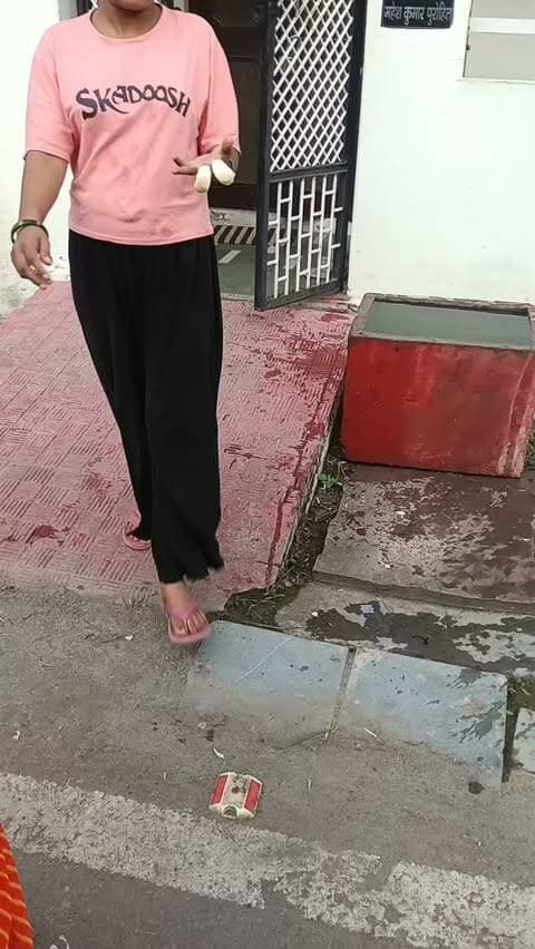 рдЪрд╛рдХреВ рдХреА рддреЗрдЬ рдзрд╛рд░ рдиреЗ рдХрд╛рдЯ рджреАрдВ рджреЛ рдЙрдВрдЧрд▓рд┐рдпрд╛рдВ, рдлрд┐рд░ рднреА рдЧрд╛рдп рдХреЛ рд░реЛрдЯреА рдЦрд┐рд▓рд╛рддреА рд░рд╣реА рдорд╣рд┐рд▓рд╛ тЭдя╕П
рдмрд╛рдмрд▓рд╛рд╕ рдЧрд╛рдВрд╡ рд╕реЗ рд╢рд╣рд░ рдЖрдХрд░ рд░рд╣рдиреЗ рд▓рдЧреЗ рдорд┐рдпрд╛рдВ-рдмреАрд╡реАтАж рд╕рдмреНрдЬреА рдХрд╛рдЯрддреЗ рд╡рдХреНрдд рдЪрд╛рдХреВ рдХреА рддреЗрдЬ рдзрд╛рд░ рд╕реЗ рдорд╣рд┐рд▓рд╛ рдХреА рджреЛрдиреЛрдВ рдЙрдВрдЧрд▓рд┐рдпрд╛рдВ рдХрдЯ рдЧрдИрдВ, рд▓реЗрдХрд┐рди рджрд░реНрдж рдореЗрдВ рднреА рдирд╣реАрдВ рднреВрд▓реА рдЧрд╛рдп рдХреЛ рд░реЛрдЯреА рдЦрд┐рд▓рд╛рдирд╛ ЁЯЩПЁЯРД
рдЪрд┐рддреНрддреМрдбрд╝рдЧрдврд╝ рдЧрд╛рдВрдзреА рдирдЧрд░ рд╕реЗ рд╕рд╛рдордиреЗ рдЖрдпрд╛ рдПрдХ рдЫреЛрдЯрд╛ рд╕рд╛ рднрд╛рд╡реБрдХ рд╡реАрдбрд┐рдпреЛ рдЗрди рджрд┐рдиреЛрдВ рдЗрдВрд╕рд╛рдирд┐рдпрдд рдХреА рдПрдХ рдЕрд▓рдЧ рд╣реА рддрд╕реНрд╡реАрд░ рджрд┐рдЦрд╛ рд░рд╣рд╛ рд╣реИред рд╣рд╛рде рдХреА рдЙрдВрдЧрд▓рд┐рдпрд╛рдВ рдХрдЯрдиреЗ рдХреЗ рдмрд╛рд╡рдЬреВрдж рдорд╣рд┐рд▓рд╛ рдЧрд╛рдп рдХреЛ рд░реЛрдЯреА рдЦрд┐рд▓рд╛рддреА рдирдЬрд░ рдЖ рд░рд╣реА рд╣реИред
рджрд░реНрдж рдХреЗ рдмреАрдЪ рднреА рдЬреАрд╡ рдХреЗ рдкреНрд░рддрд┐ рдРрд╕рд╛ рдкреНрд░реЗрдо рджреЗрдЦрдХрд░ рд╣рд░ рдХреЛрдИ рднрд╛рд╡реБрдХ рд╣реЛ рд░рд╣рд╛ рд╣реИред тЭдя╕ПЁЯЩП
рджреЗрдЦрд┐рдП рдкреВрд░рд╛ рд╡реАрдбрд┐рдпреЛ рдФрд░ рдмрддрд╛рдЗрдПтАФрдХреНрдпрд╛ рдЖрдЬ рднреА рдЗрдВрд╕рд╛рдирд┐рдпрдд рдЬрд┐рдВрджрд╛ рд╣реИ?
#HelloChittorgarhNews #Chittorgarh #Kan─лnagar #Babl─Бs #EmotionalVideo Humanity GauSeva CowLove ViralVideo RajasthanNews